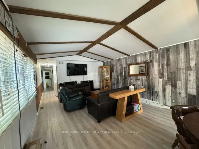 5 Laurel Lane W