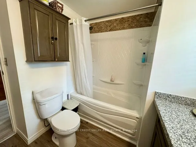 5 Laurel Lane W