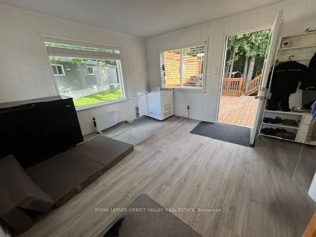 5 Laurel Lane W