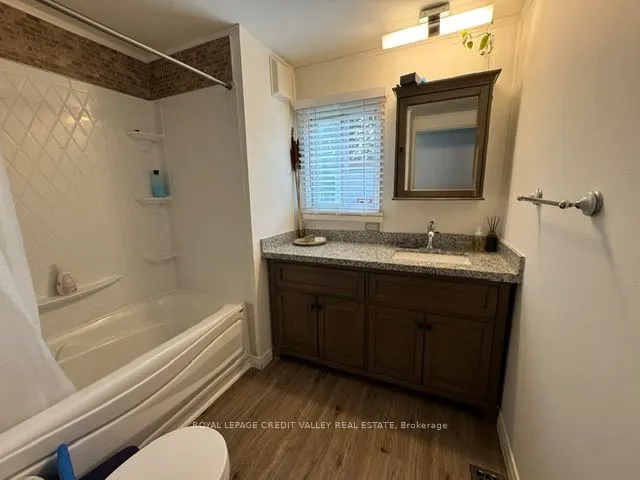 5 Laurel Lane W