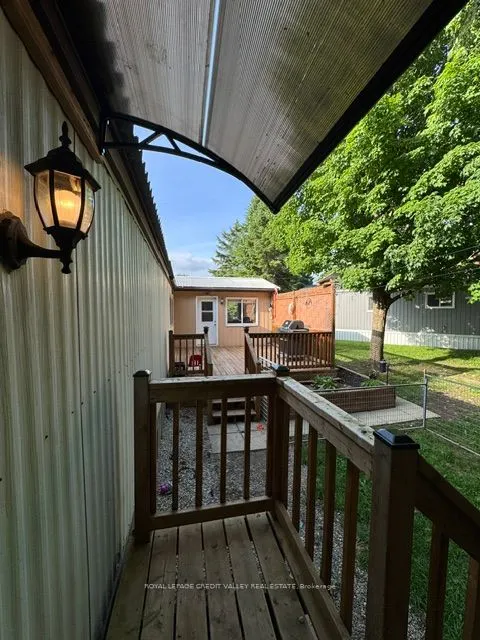 5 Laurel Lane W