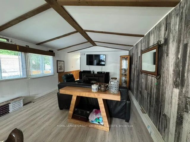 5 Laurel Lane W