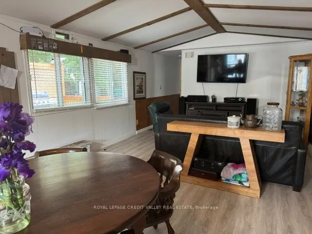 5 Laurel Lane W