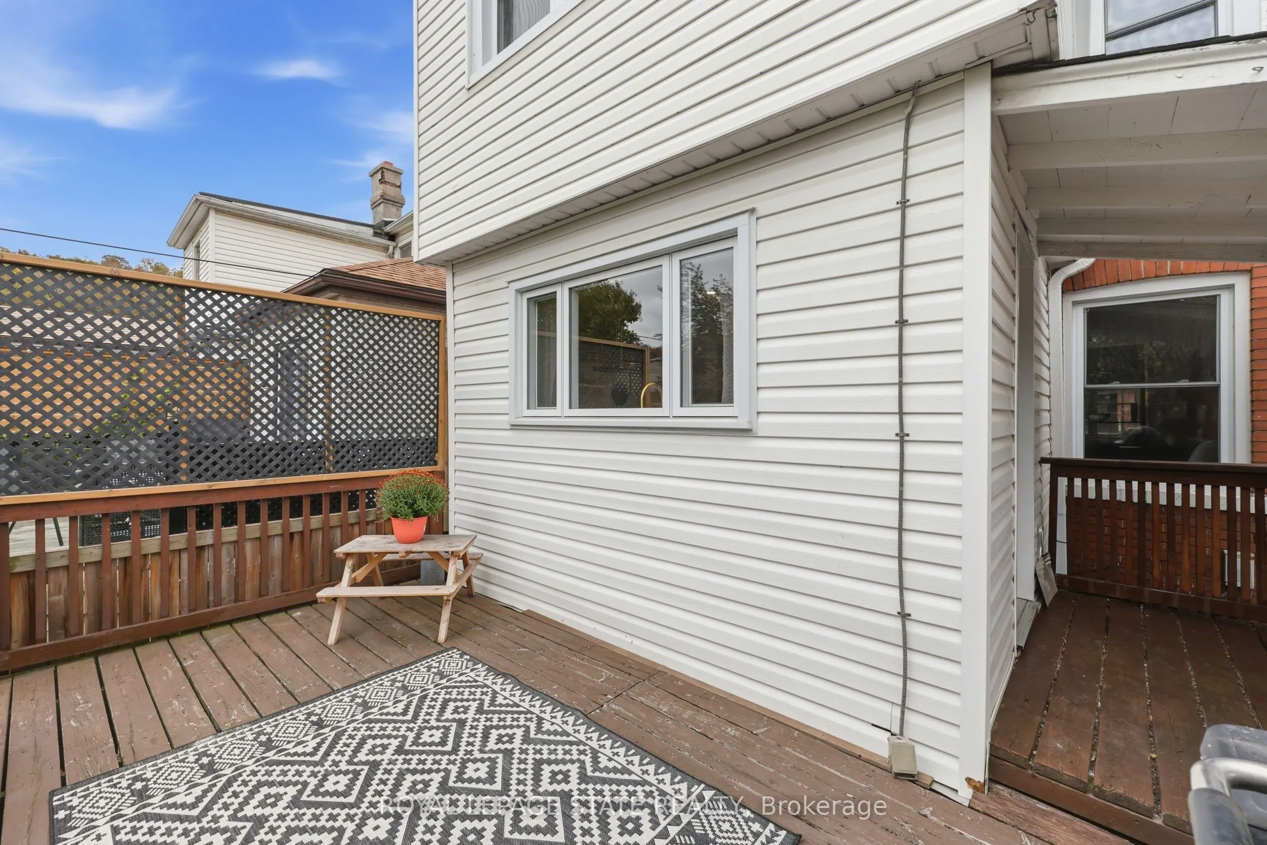 255 Ottawa Street S