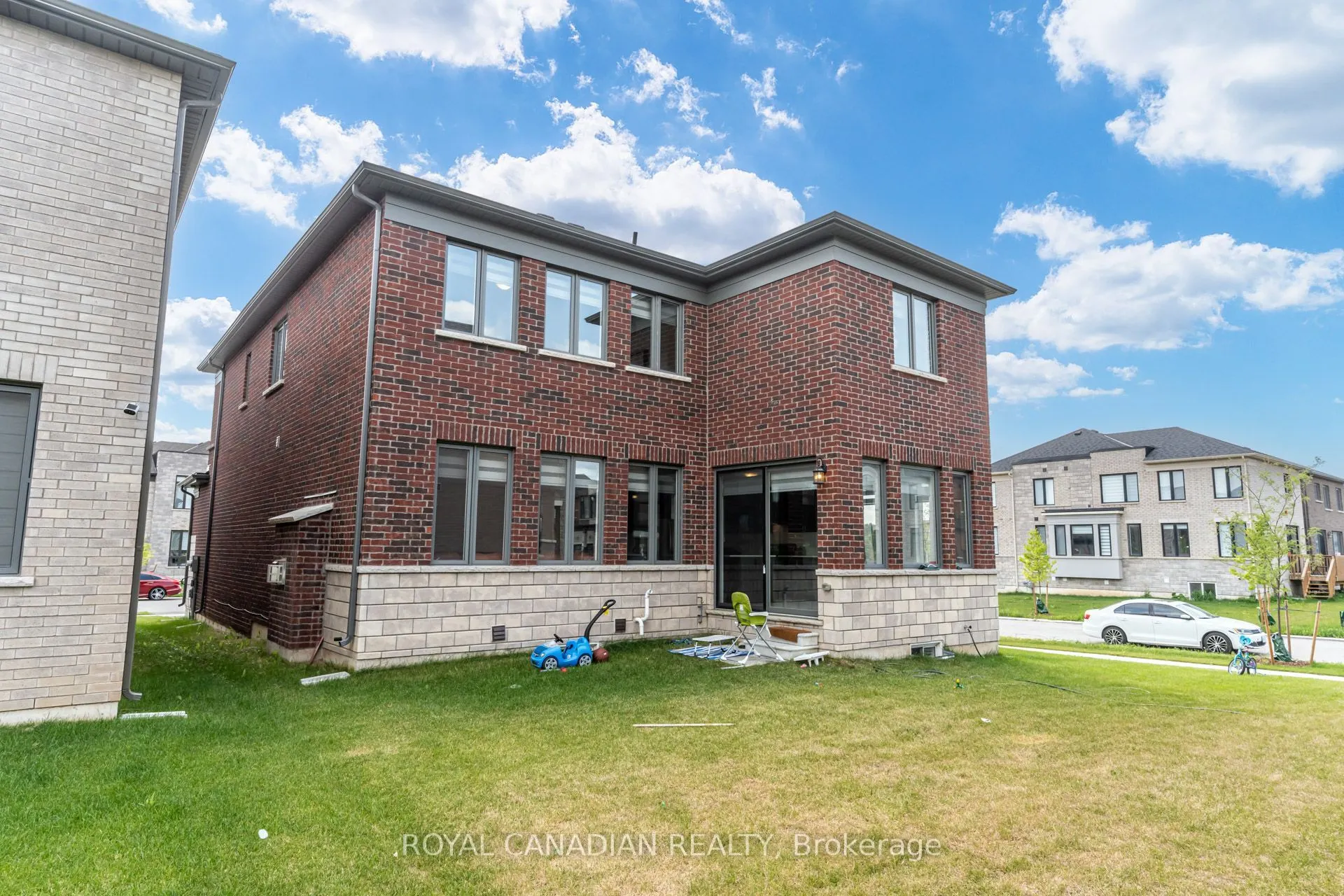 1439 Upper Thames Drive