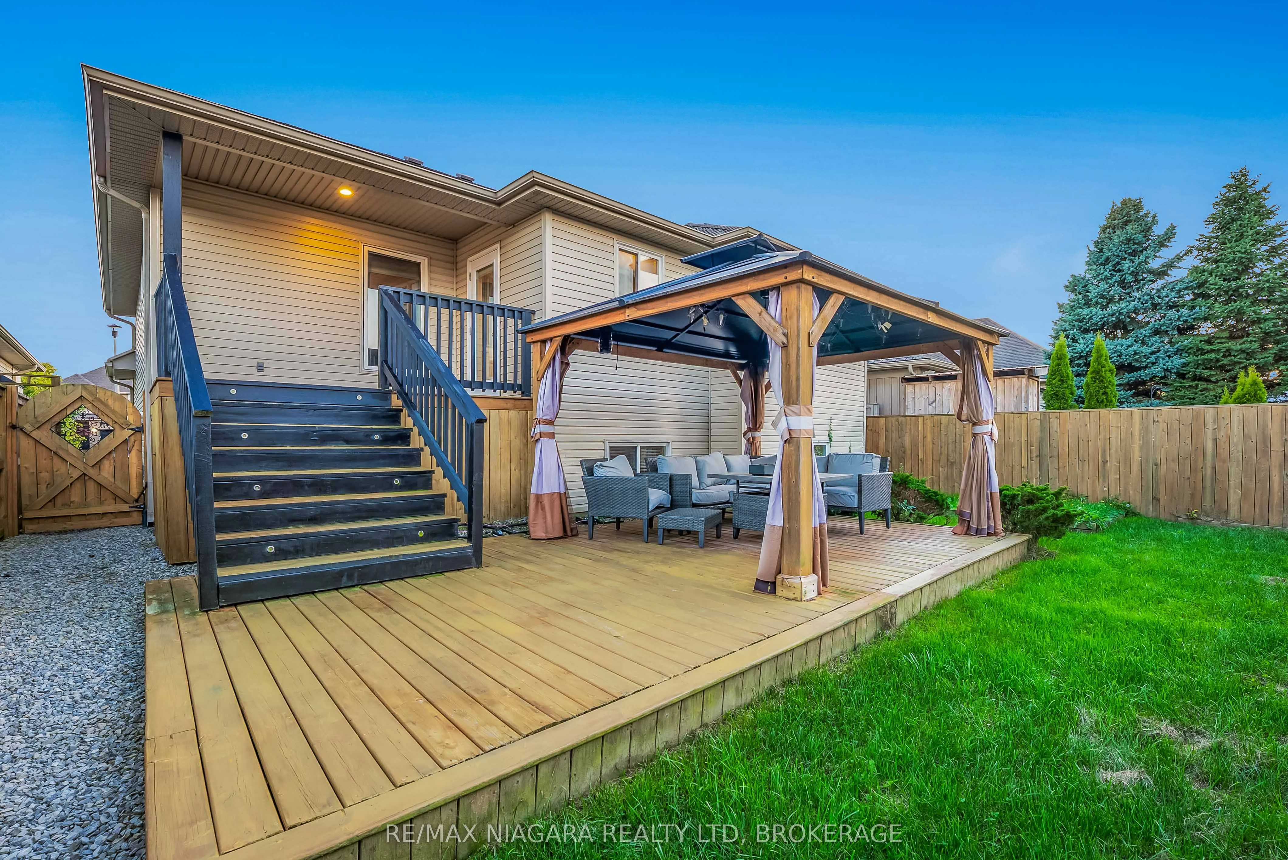 22 HENLEY Court