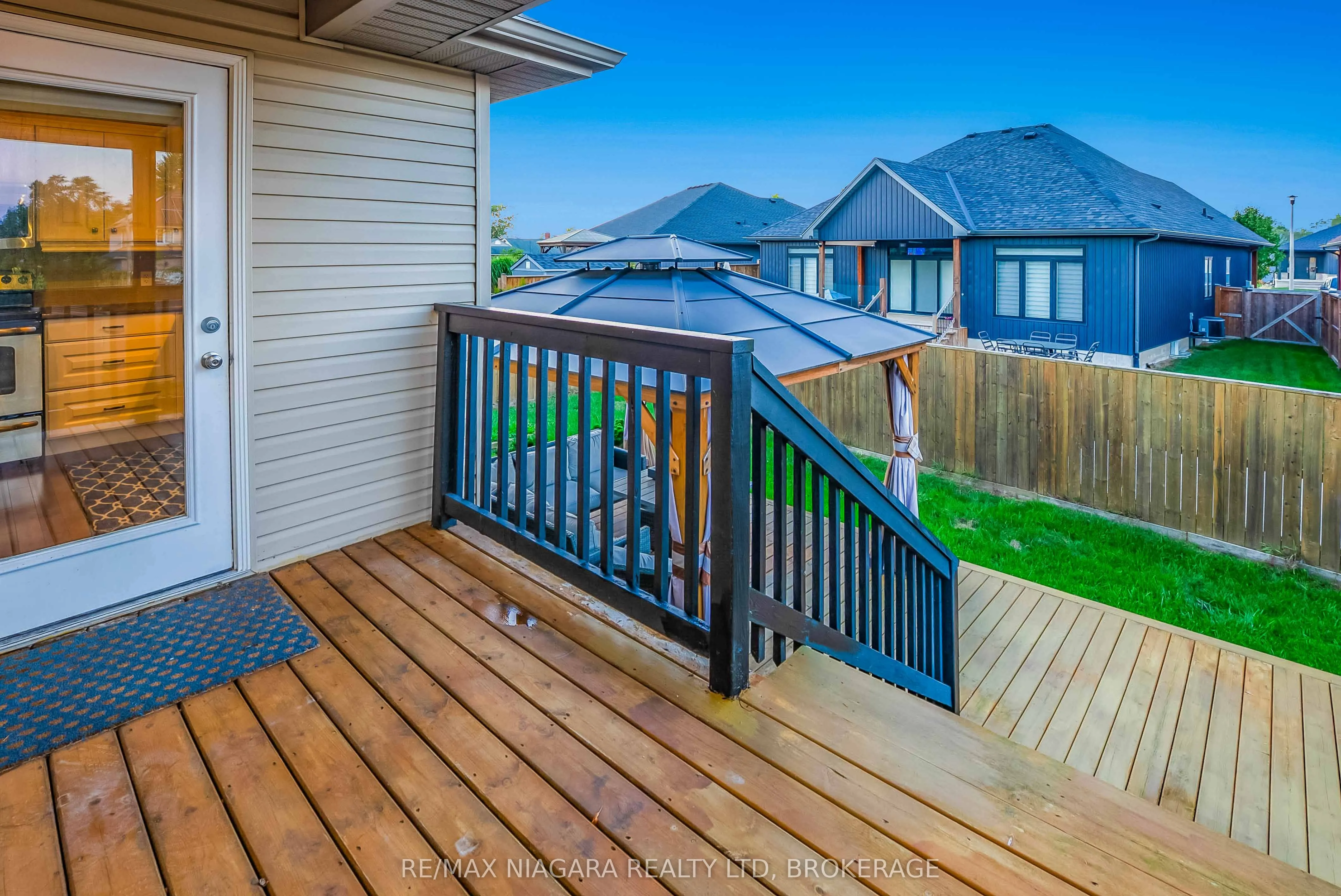 22 HENLEY Court
