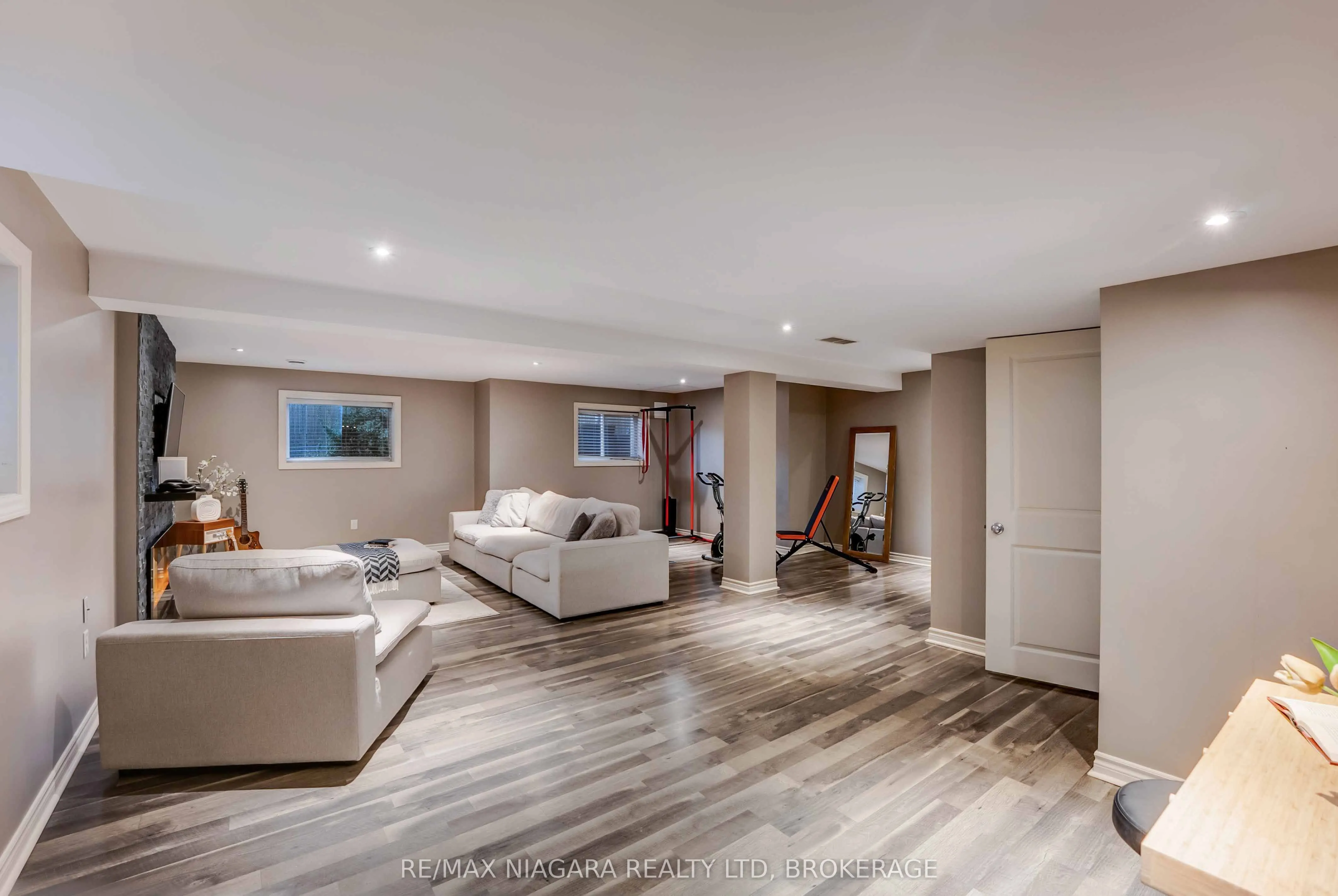22 HENLEY Court