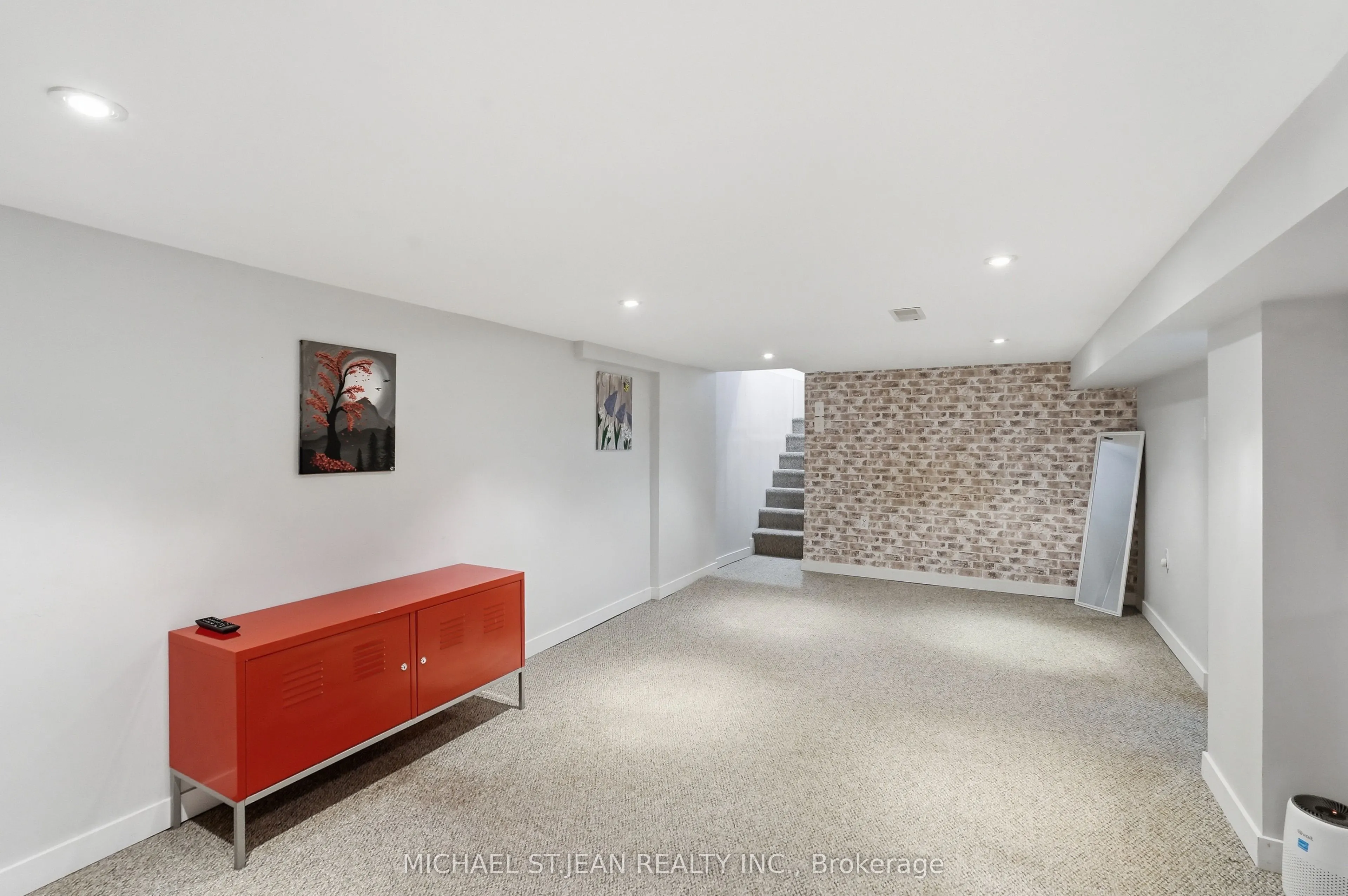 90 London Street N