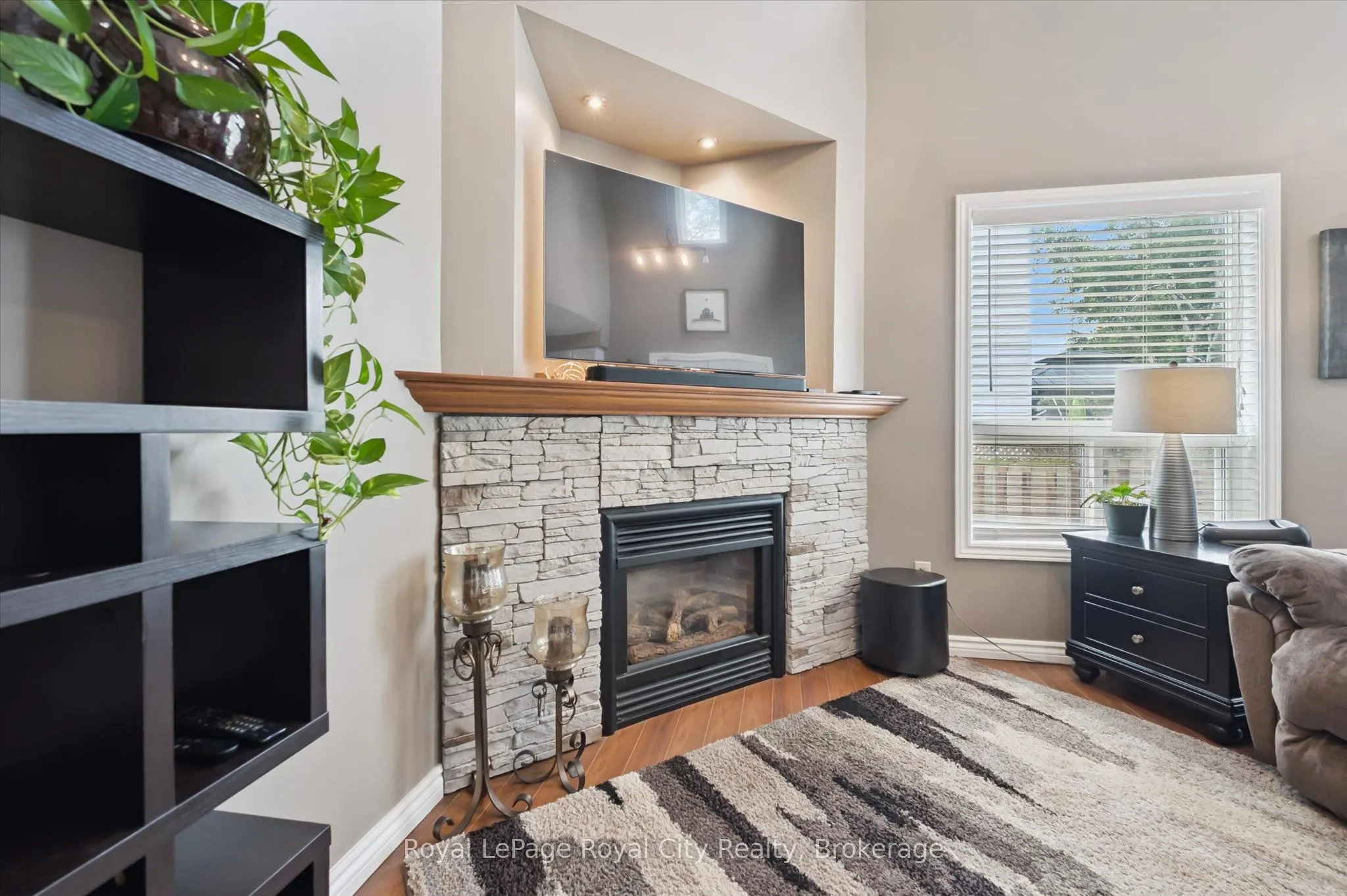 729 WOODHILL Drive