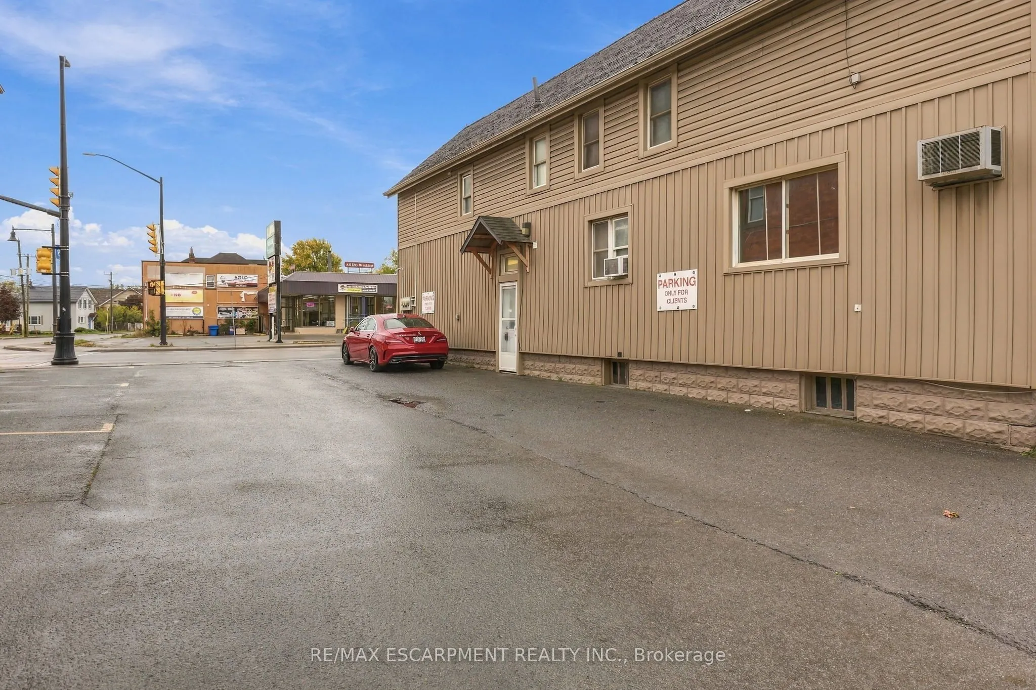 239 Main Street W