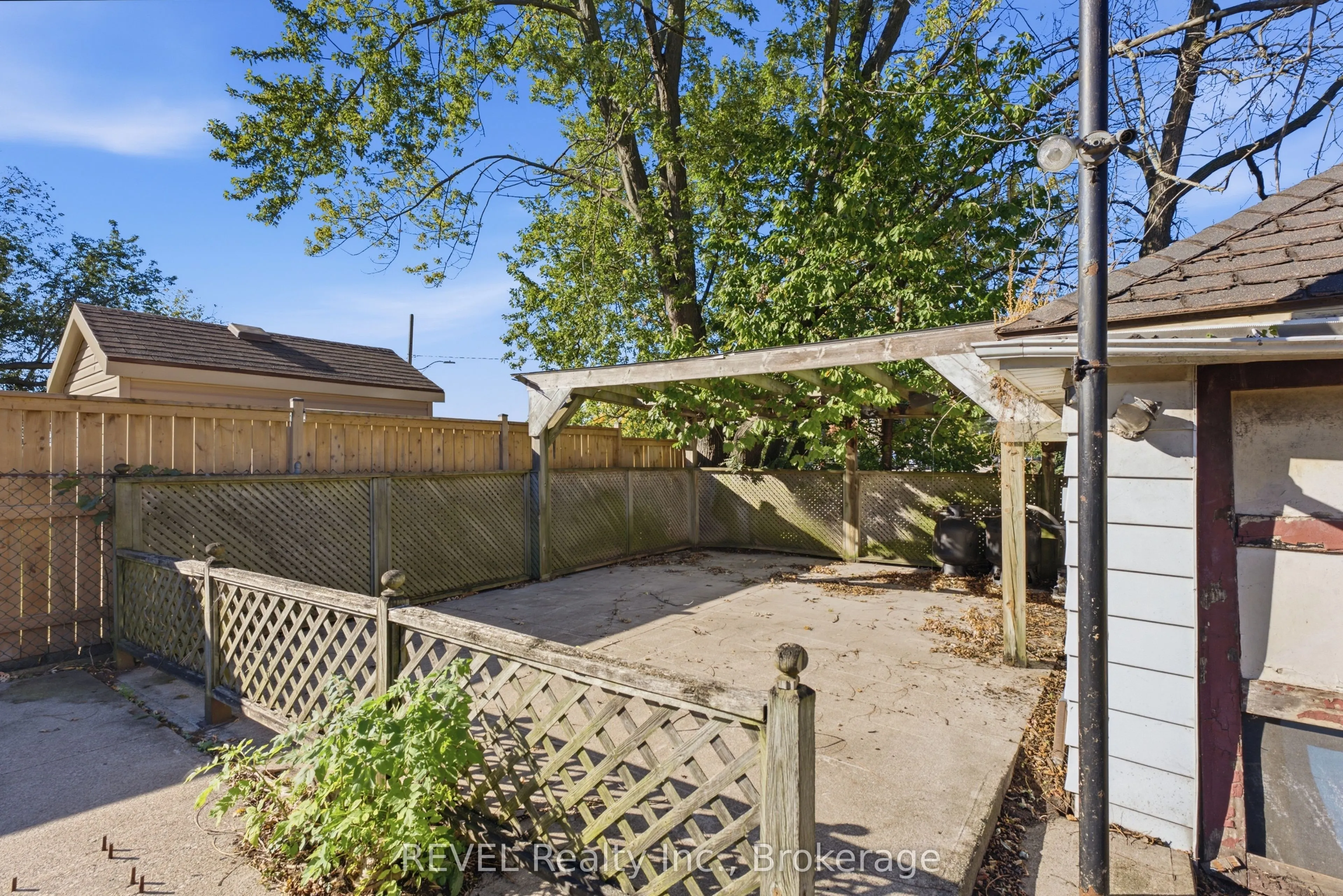 63 Carleton Street S