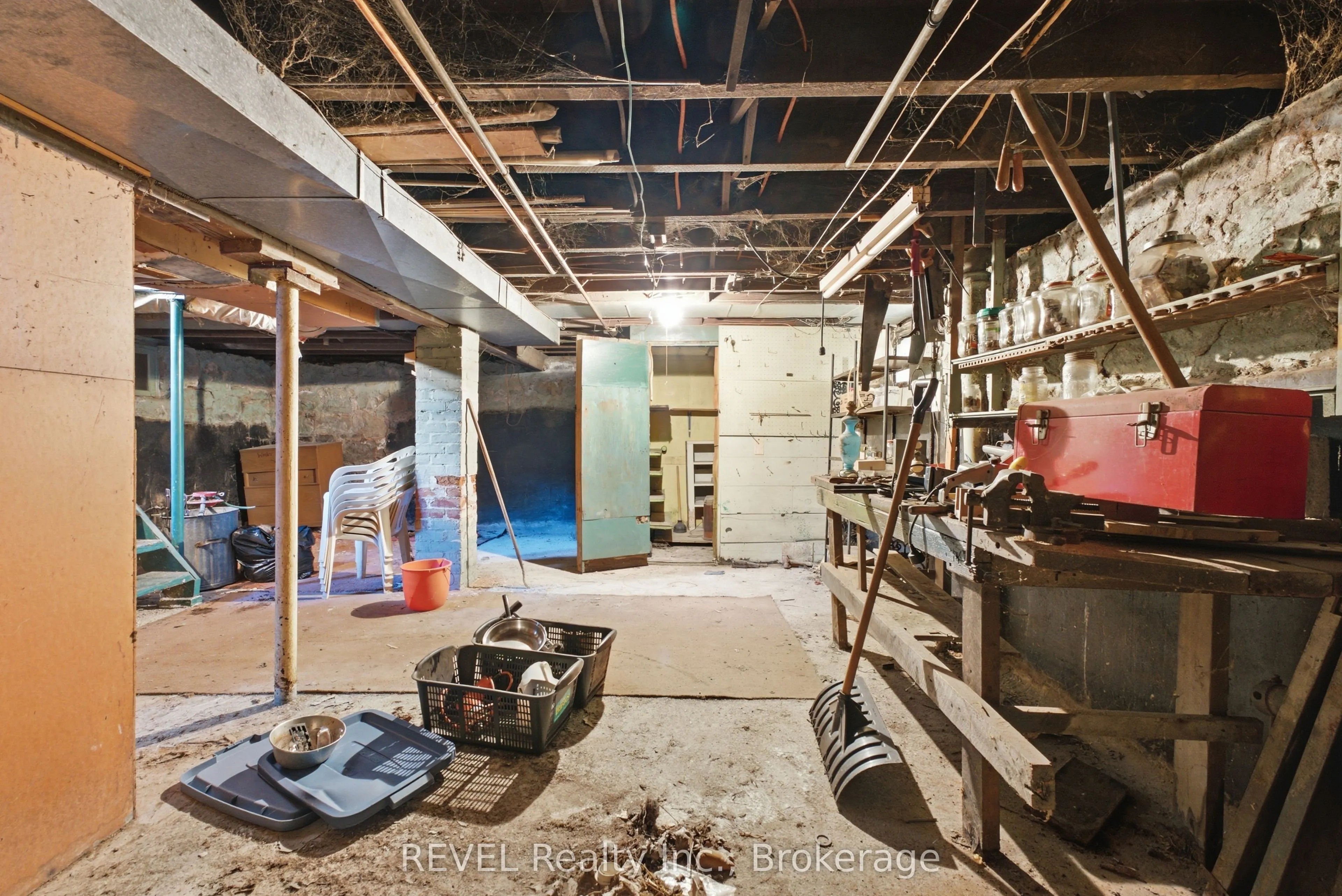 63 Carleton Street S