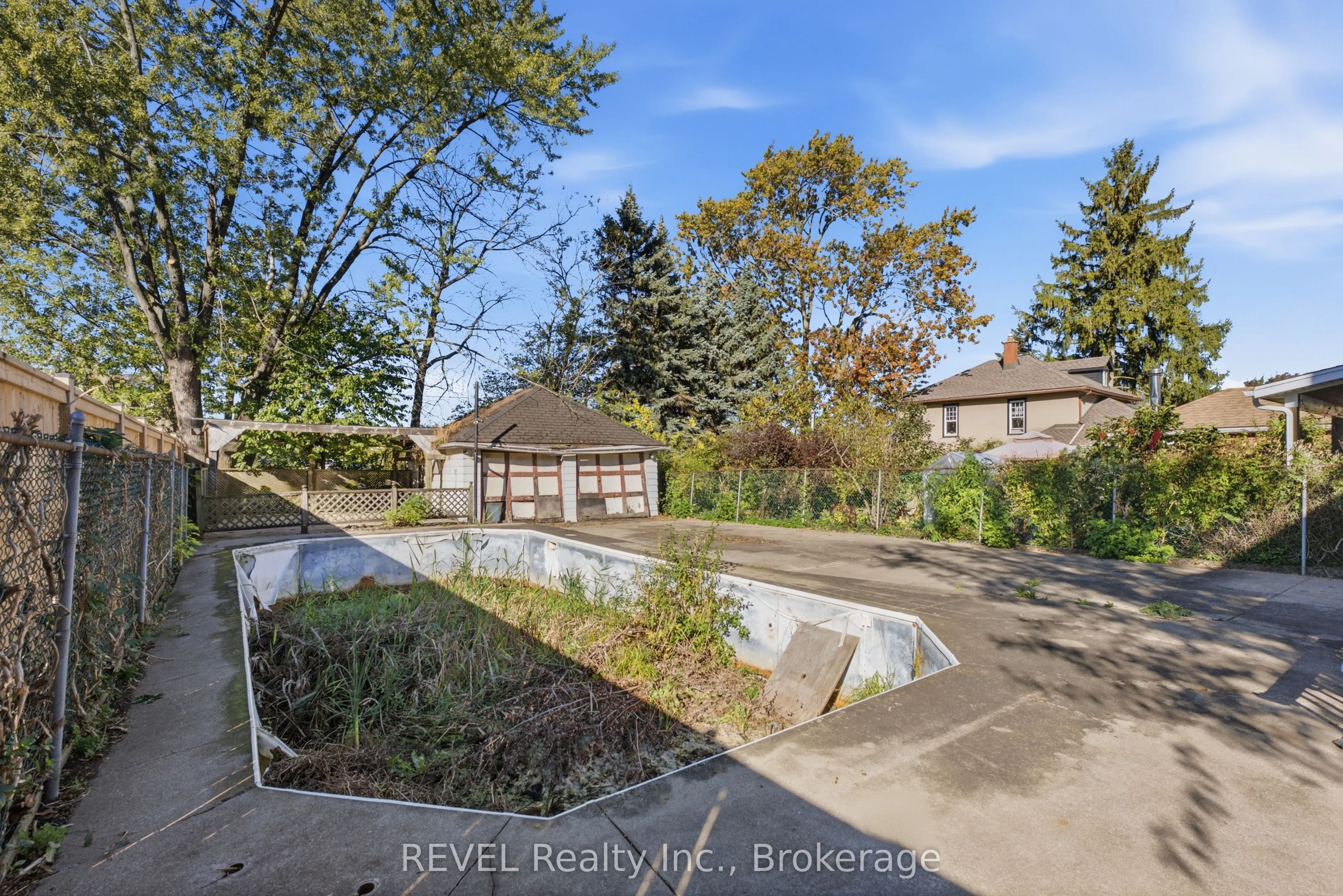 63 Carleton Street S