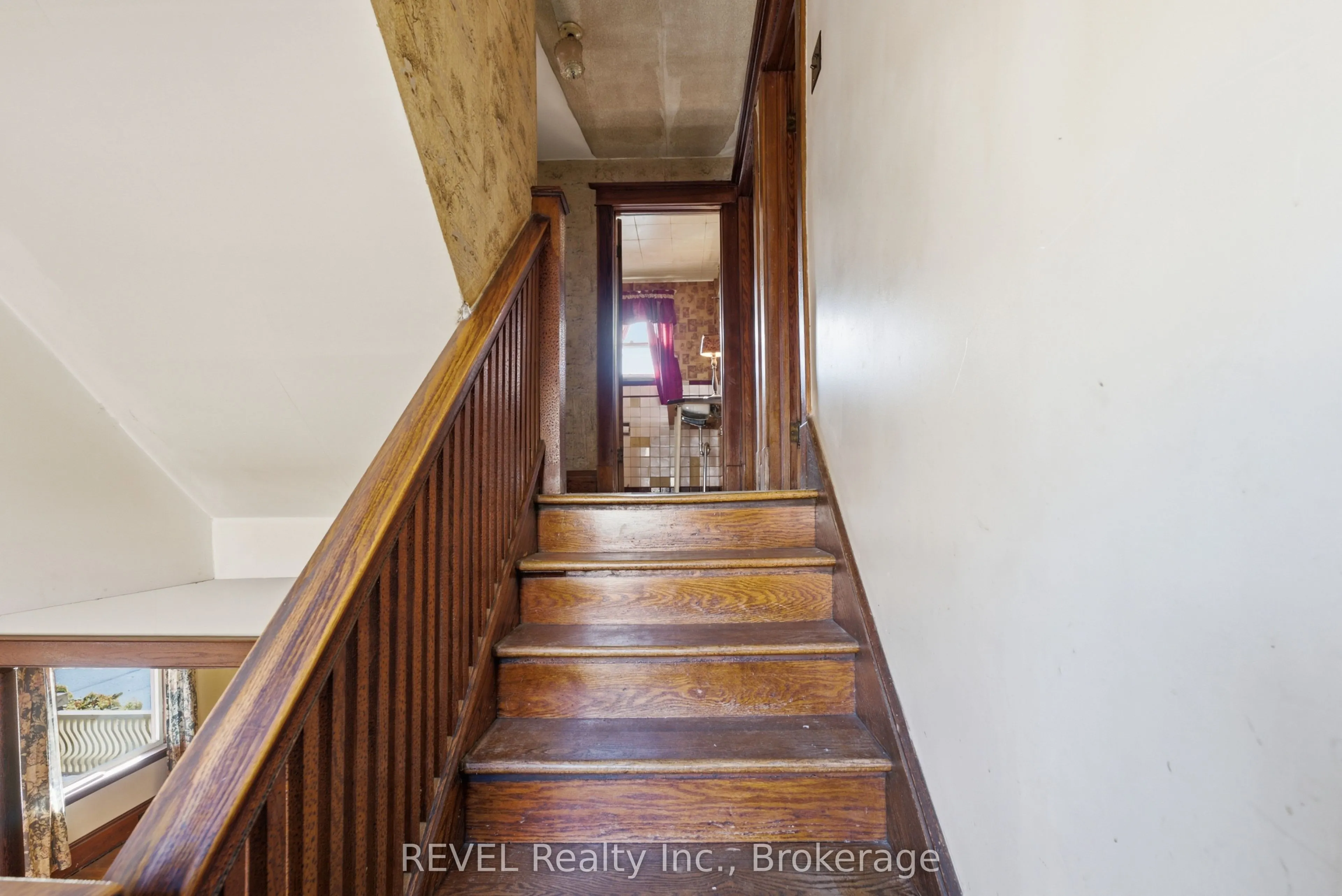 63 Carleton Street S