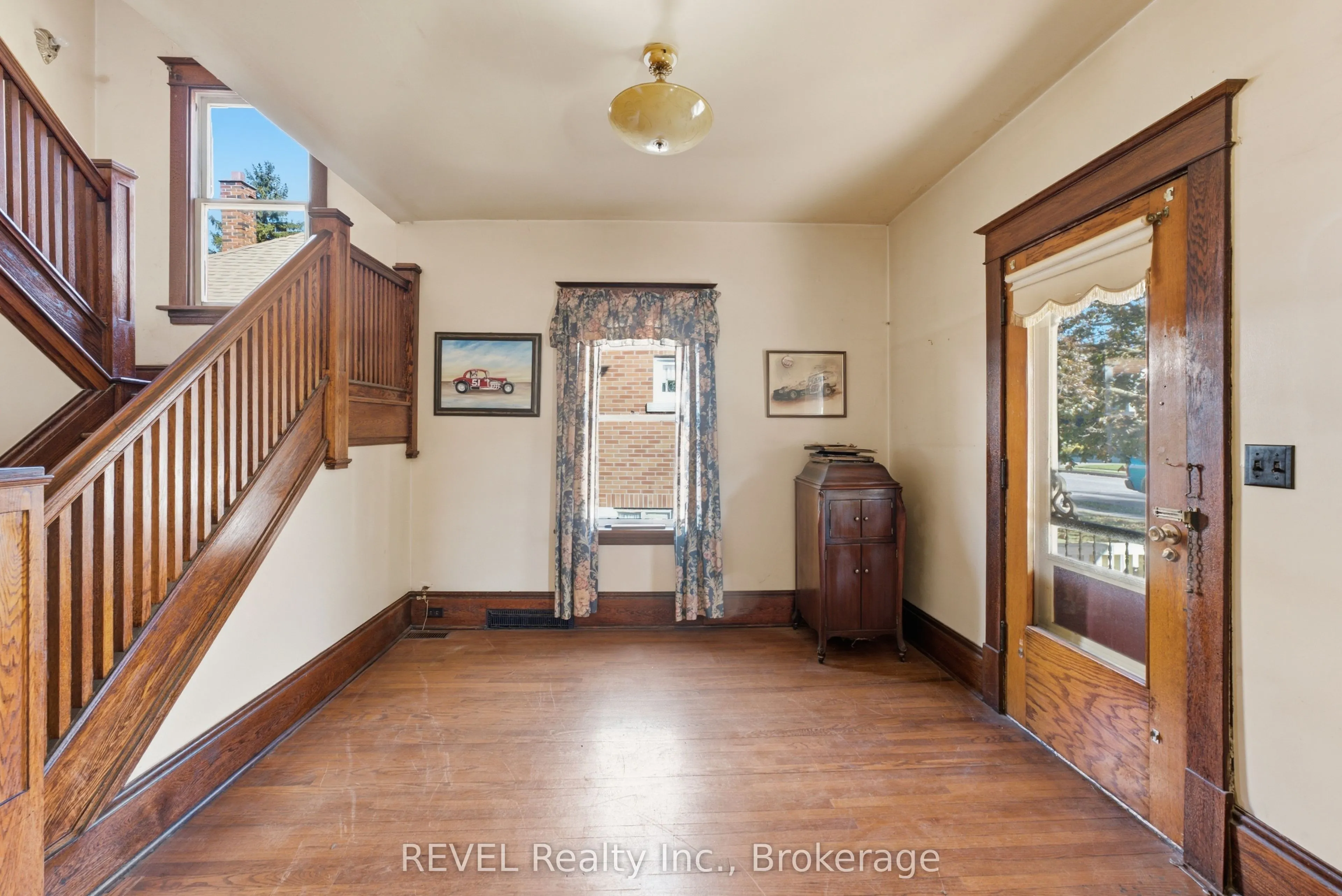 63 Carleton Street S