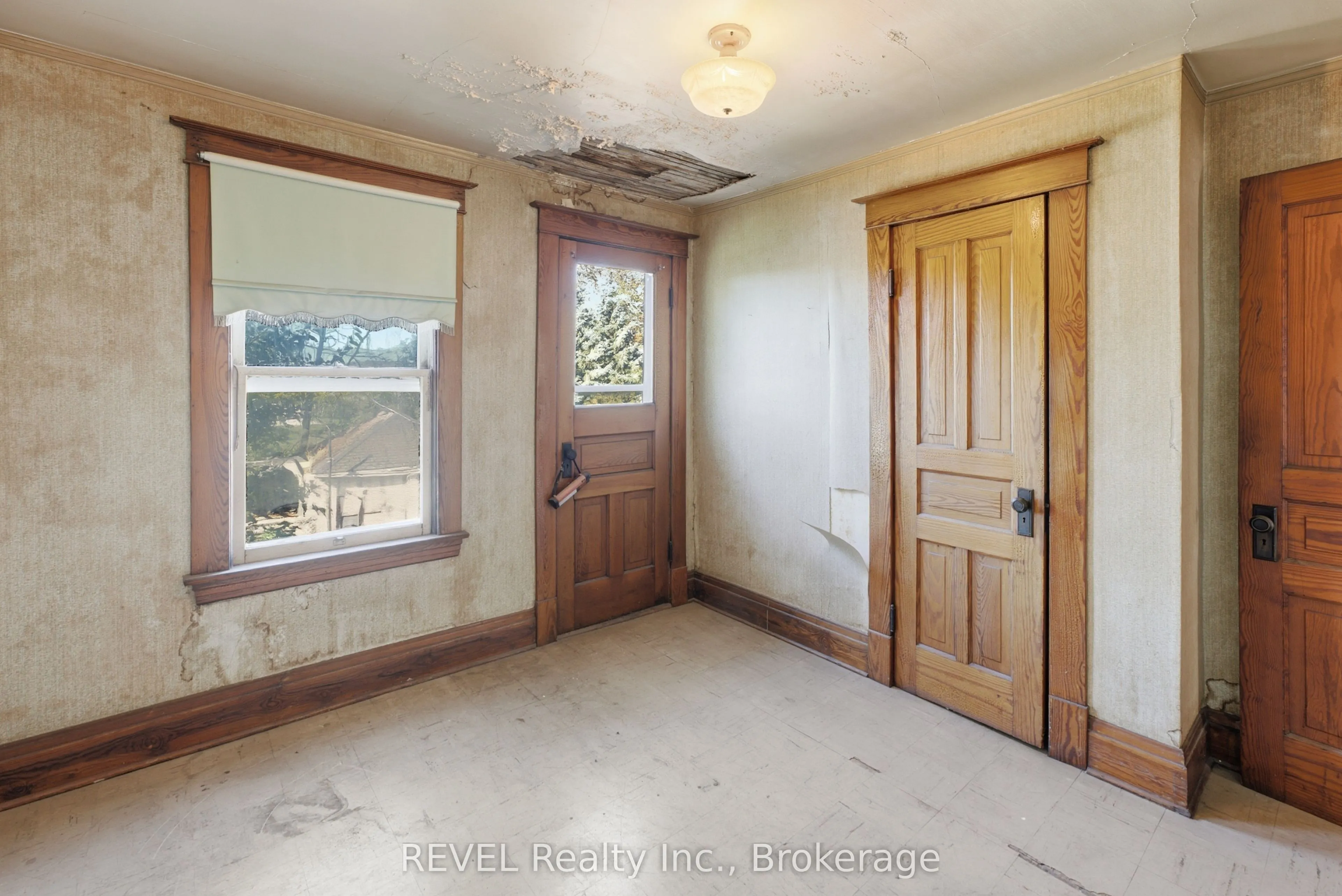63 Carleton Street S