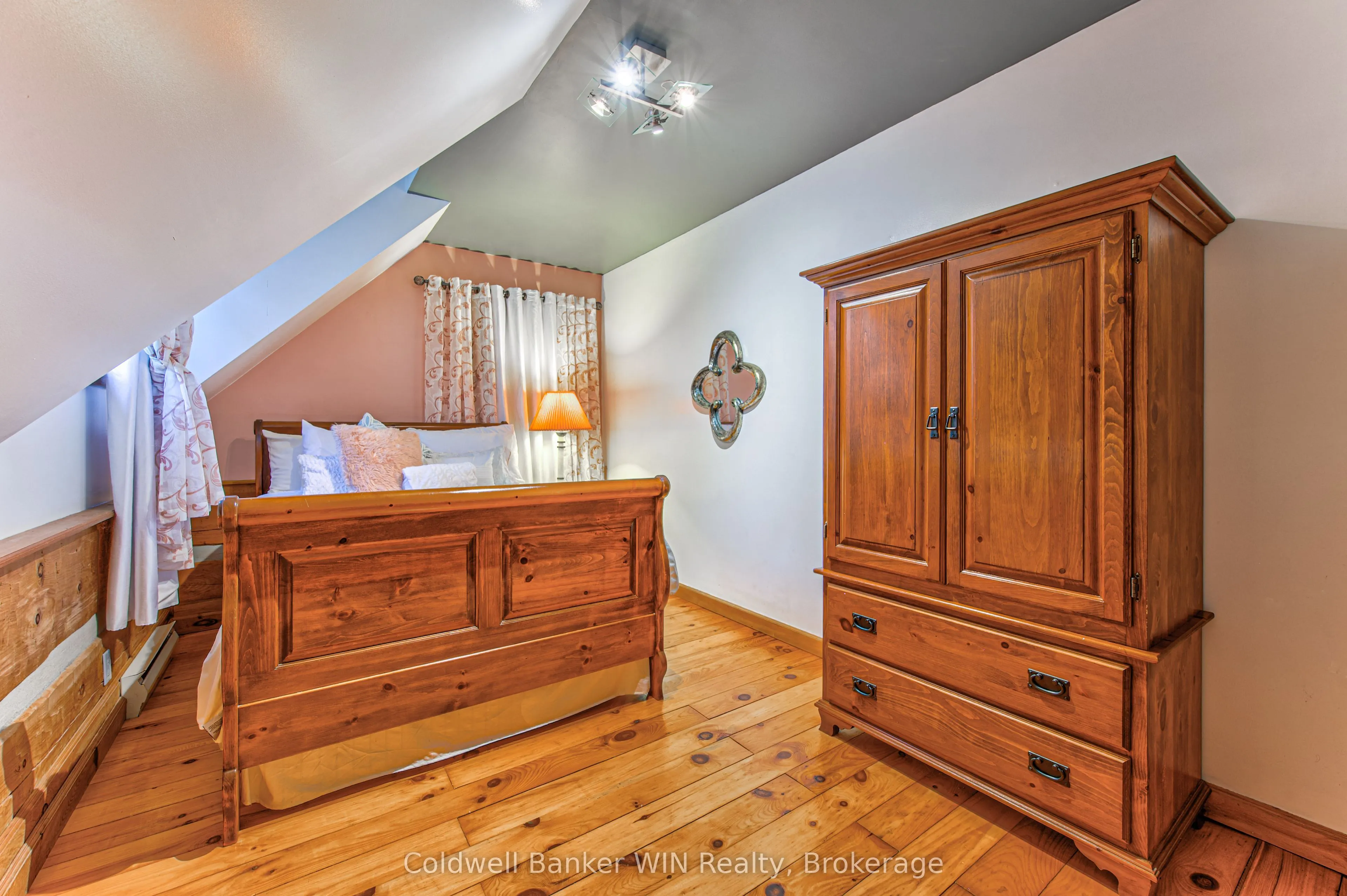 7341 Sideroad 12
