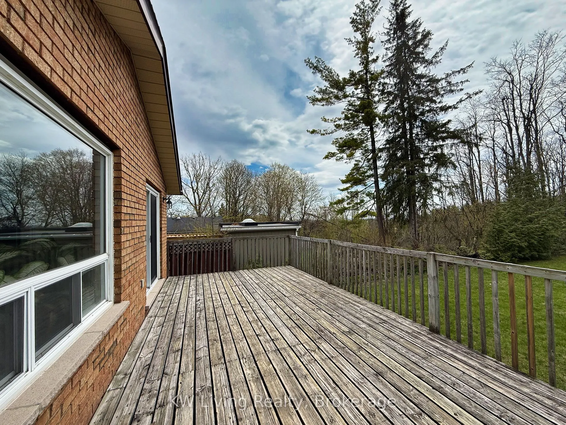 833 Fairbairn Street