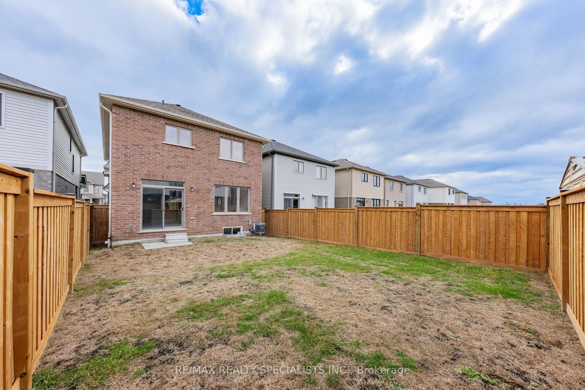 27 Harpin Way W