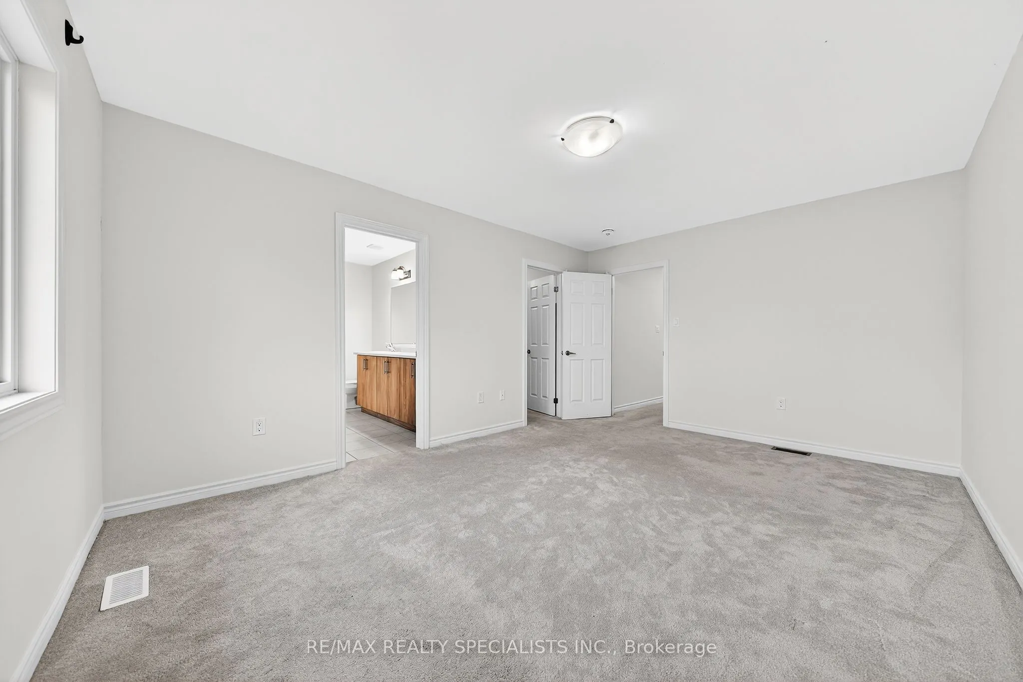 27 Harpin Way W