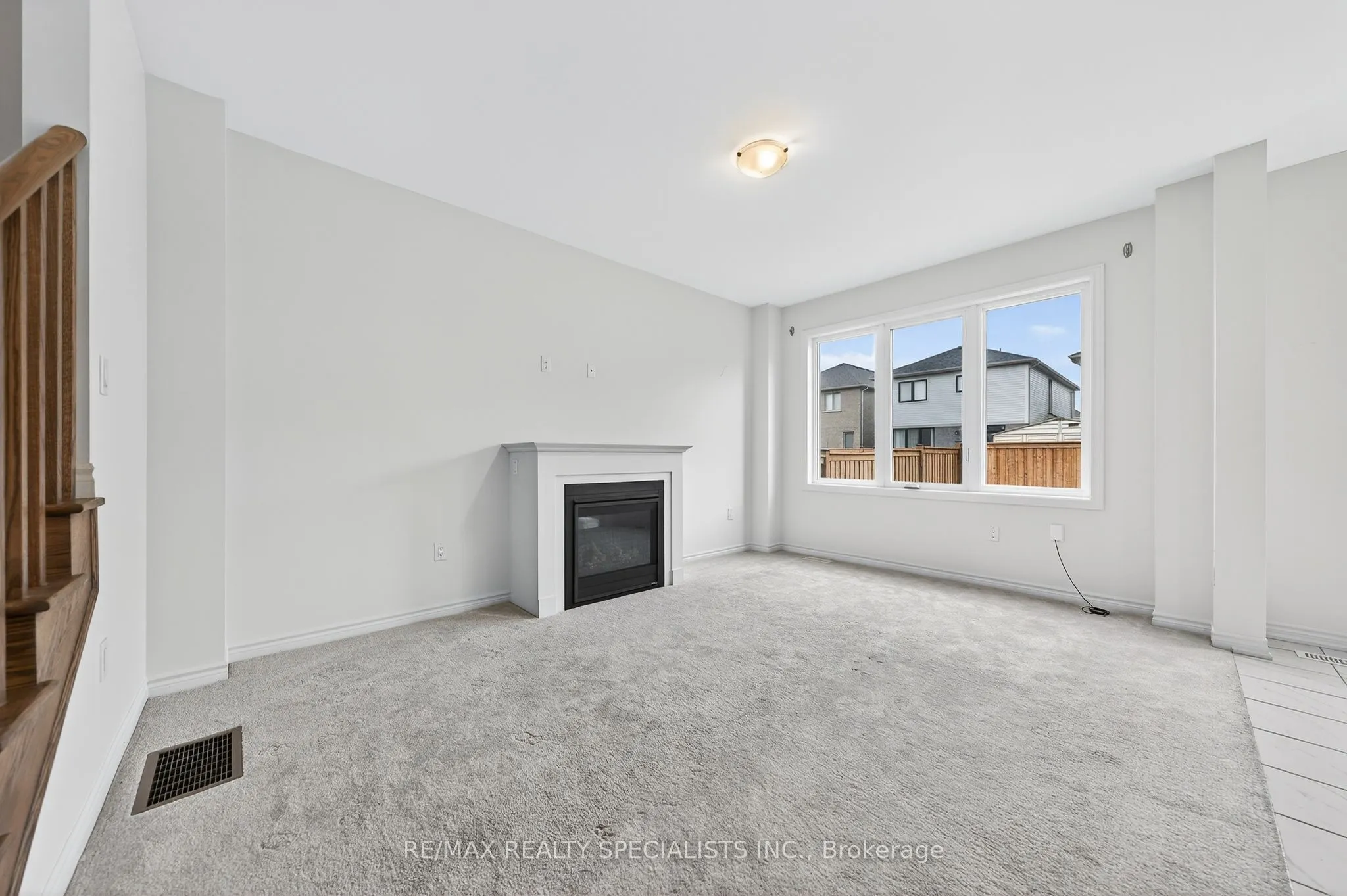 27 Harpin Way W