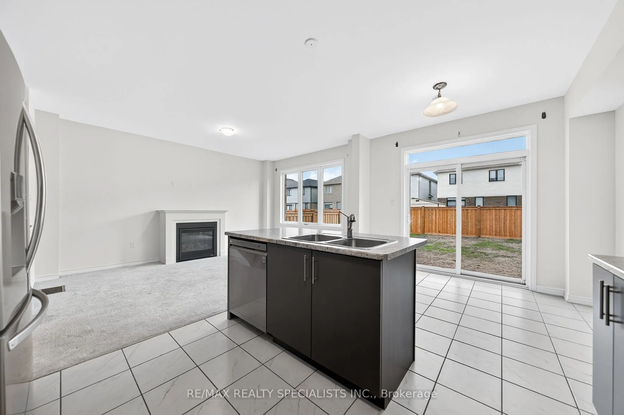 27 Harpin Way W