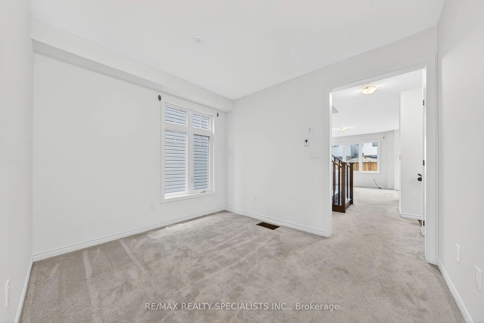 27 Harpin Way W