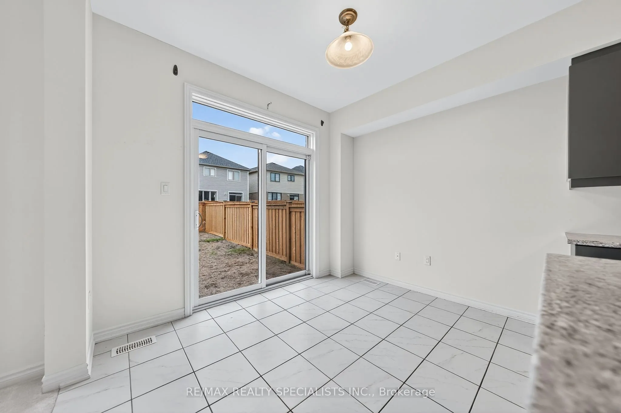 27 Harpin Way W