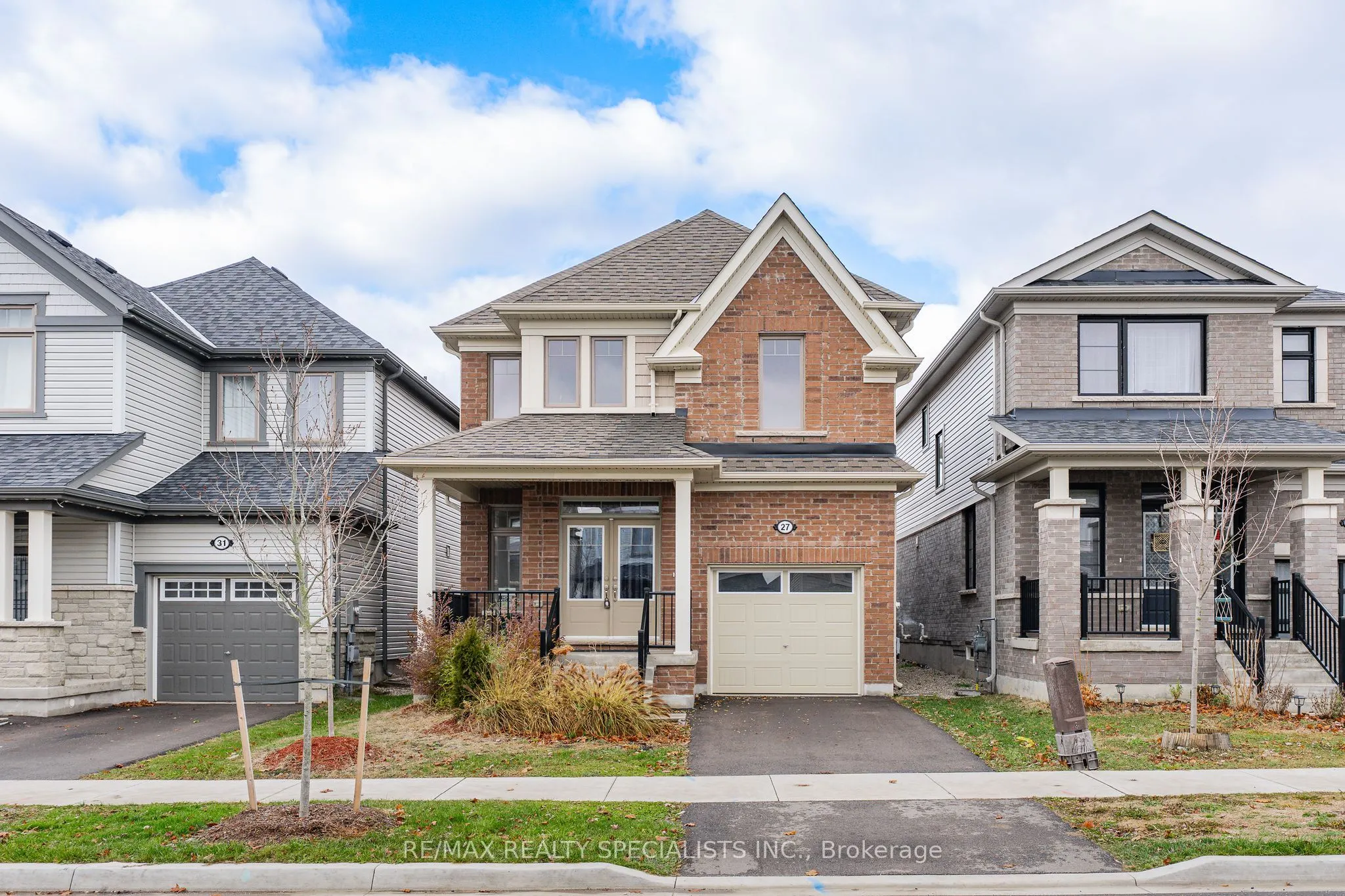 27 Harpin Way W