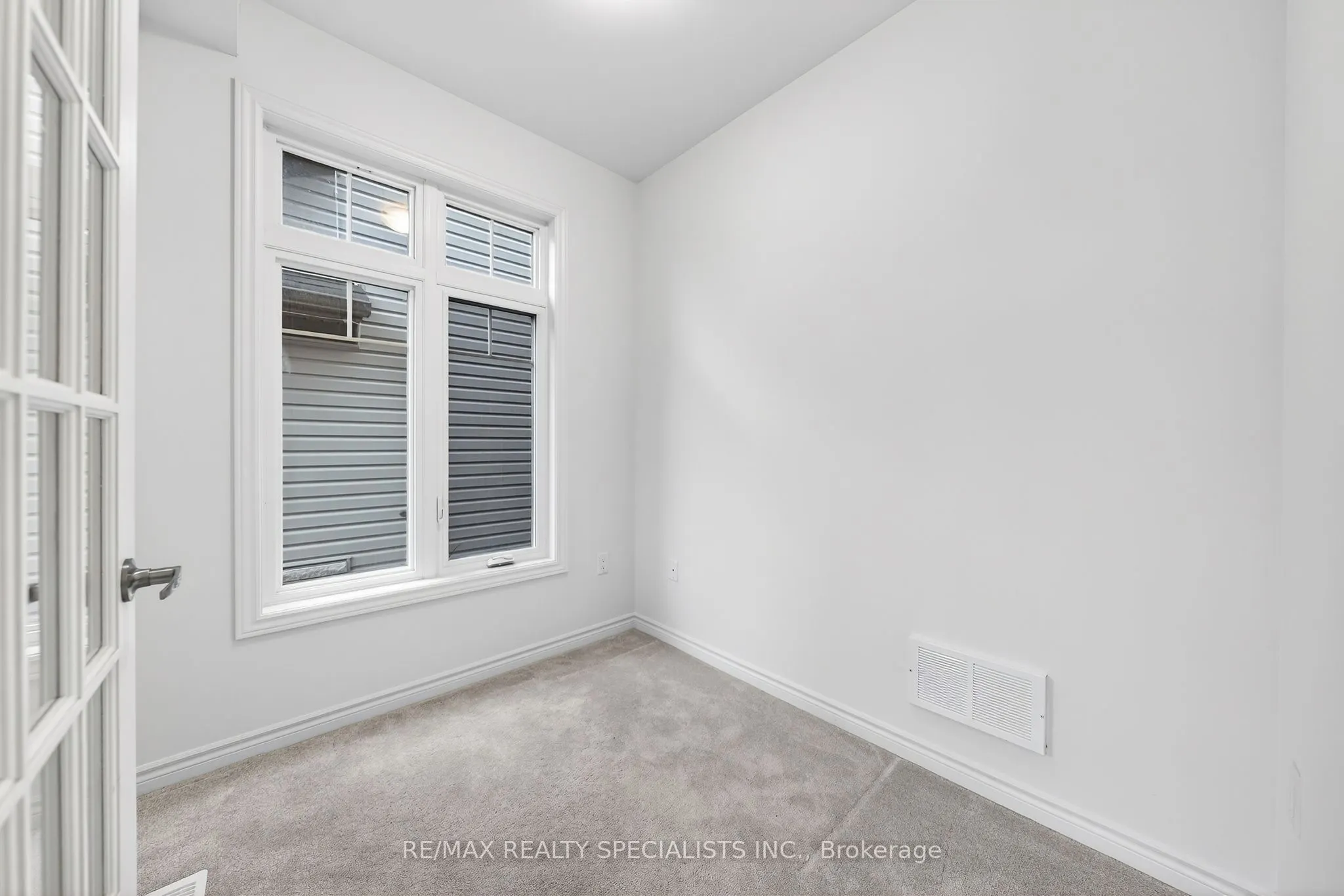 27 Harpin Way W