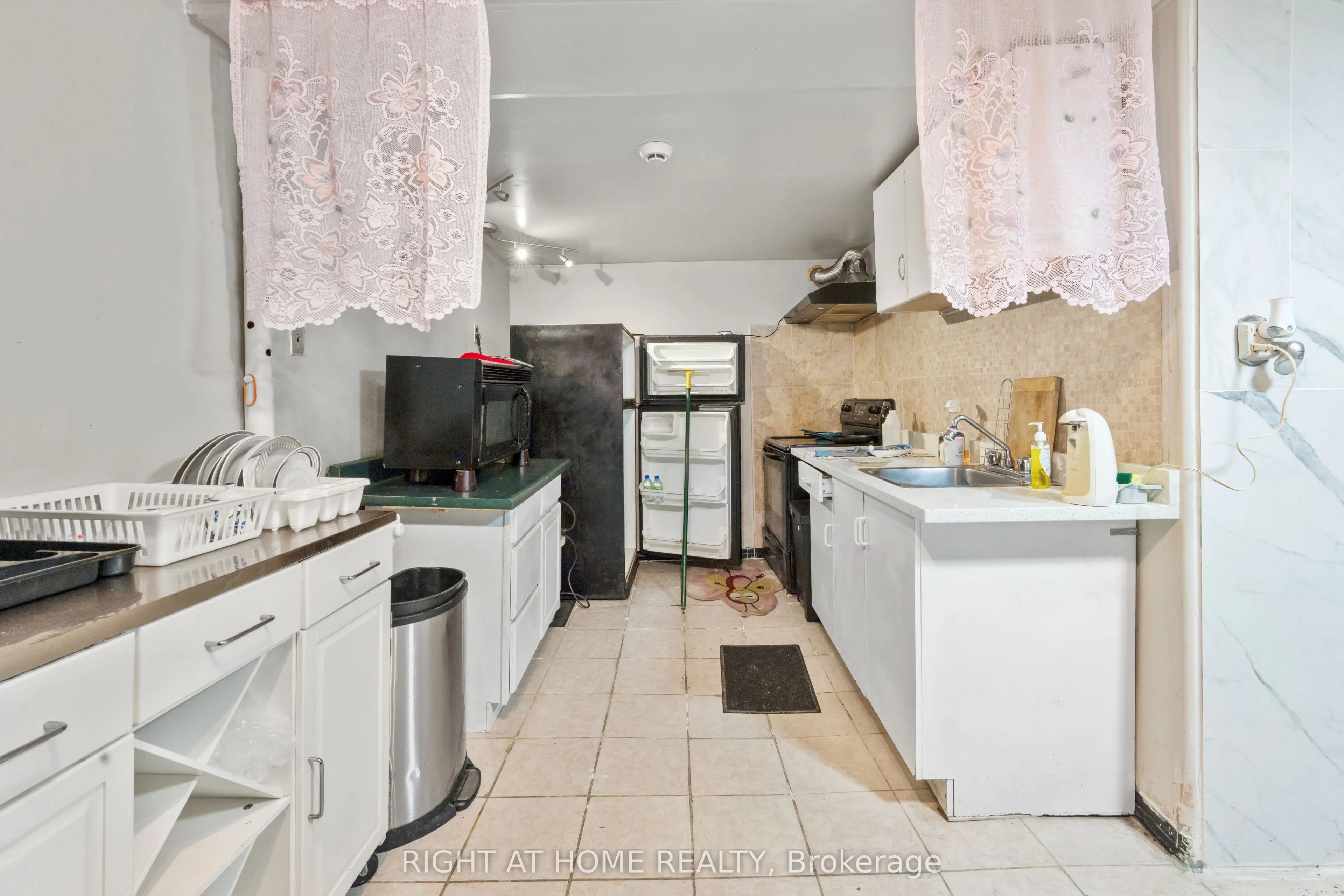 961 Main Street E