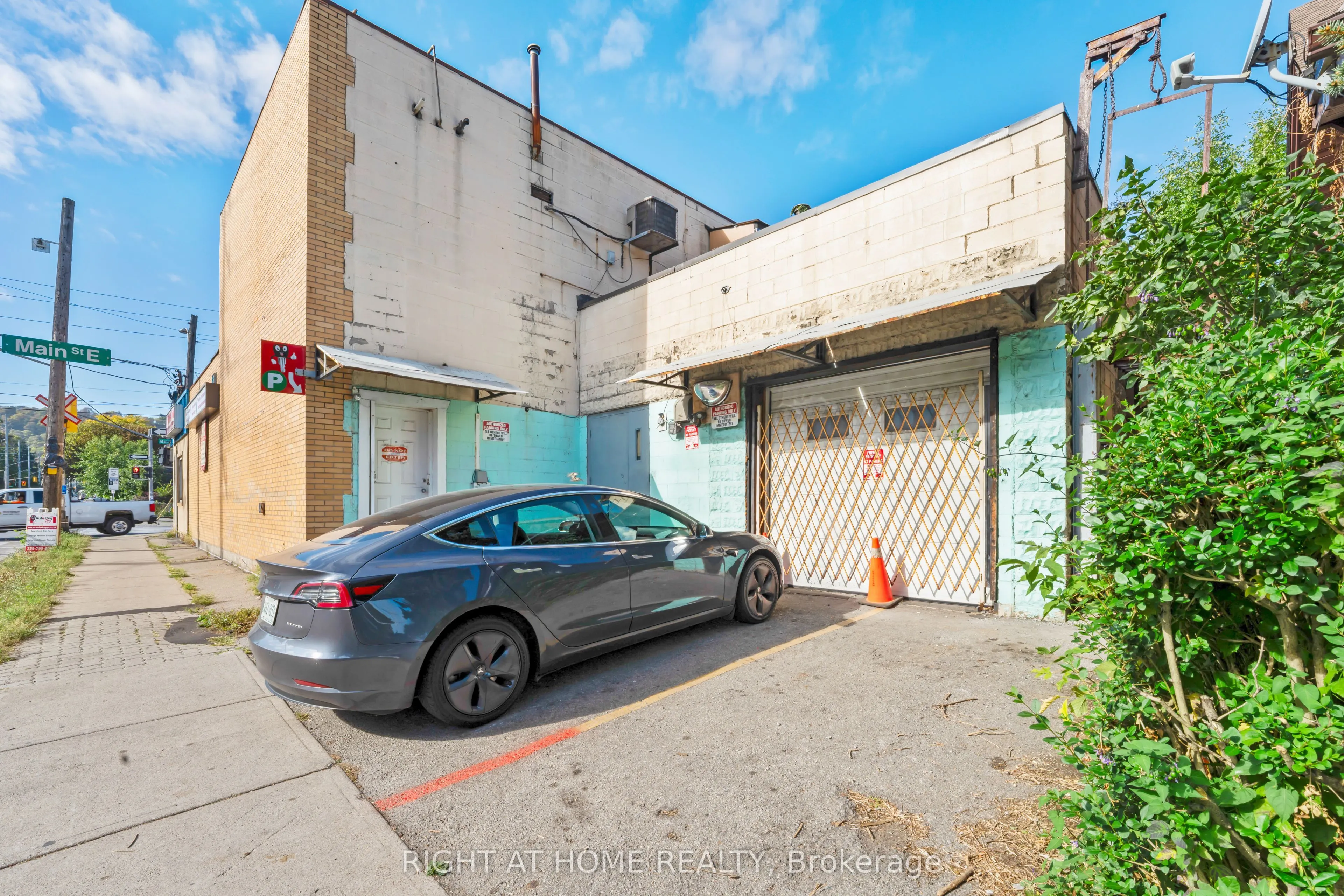 961 Main Street E