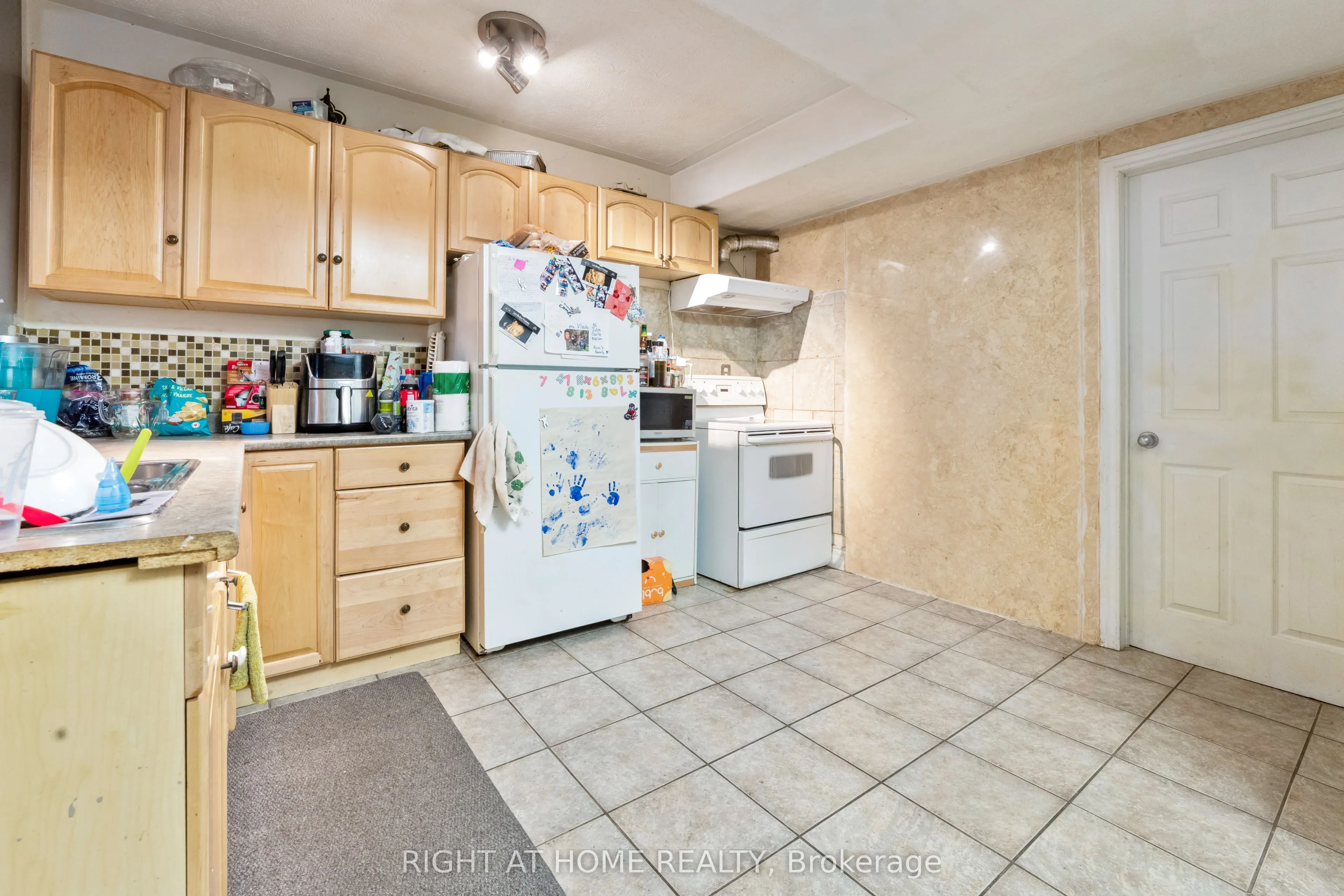 961 Main Street E