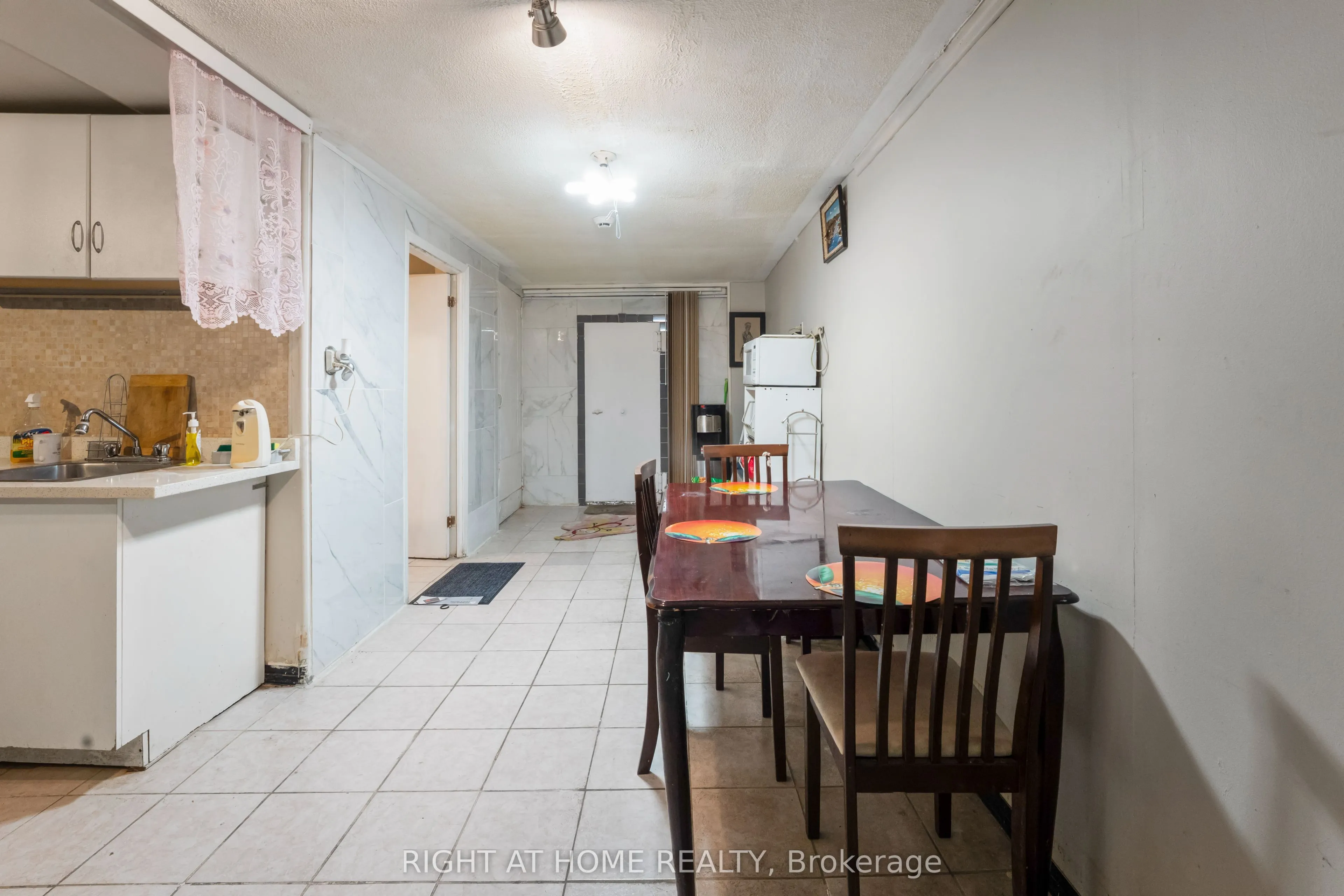 961 Main Street E
