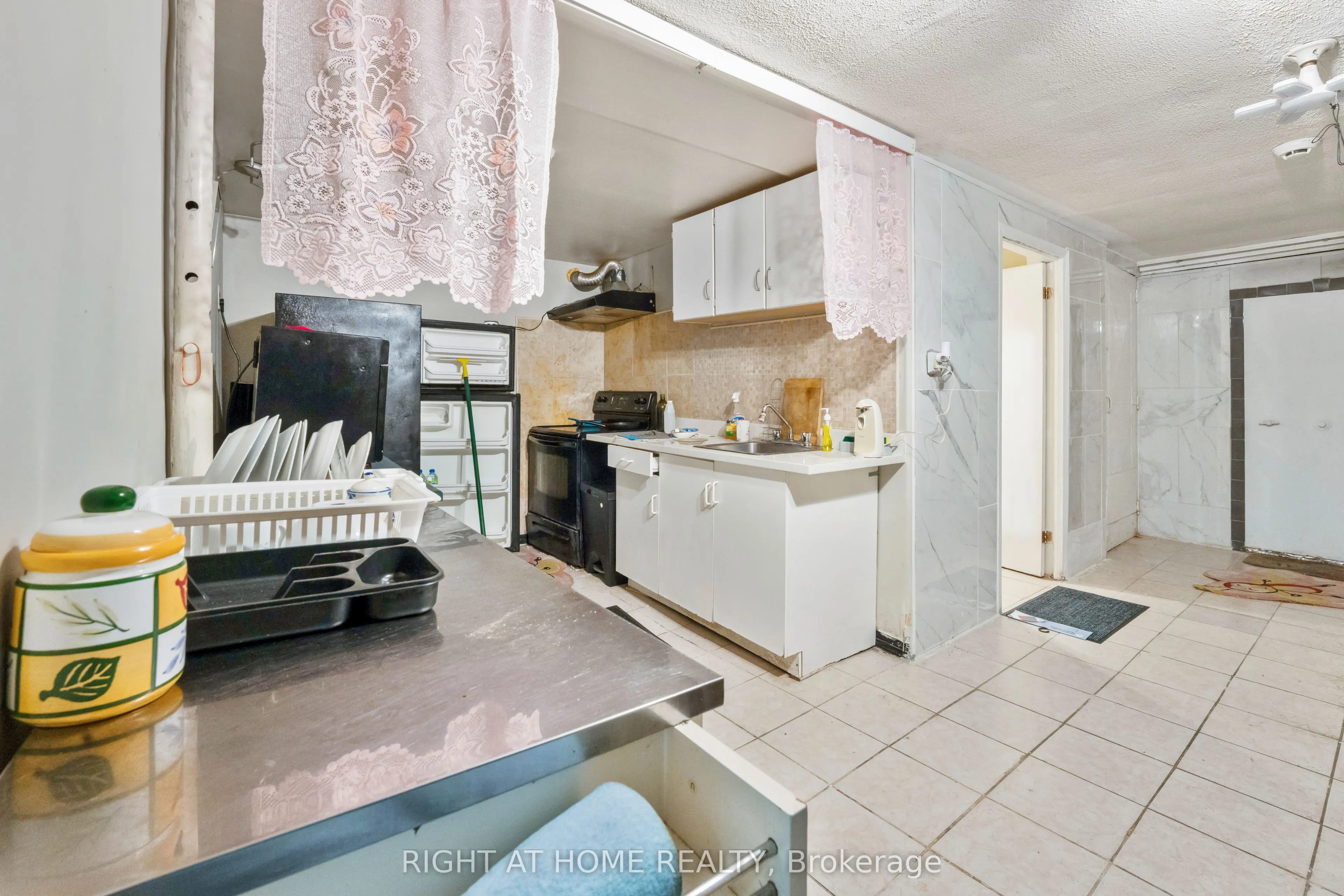 961 Main Street E
