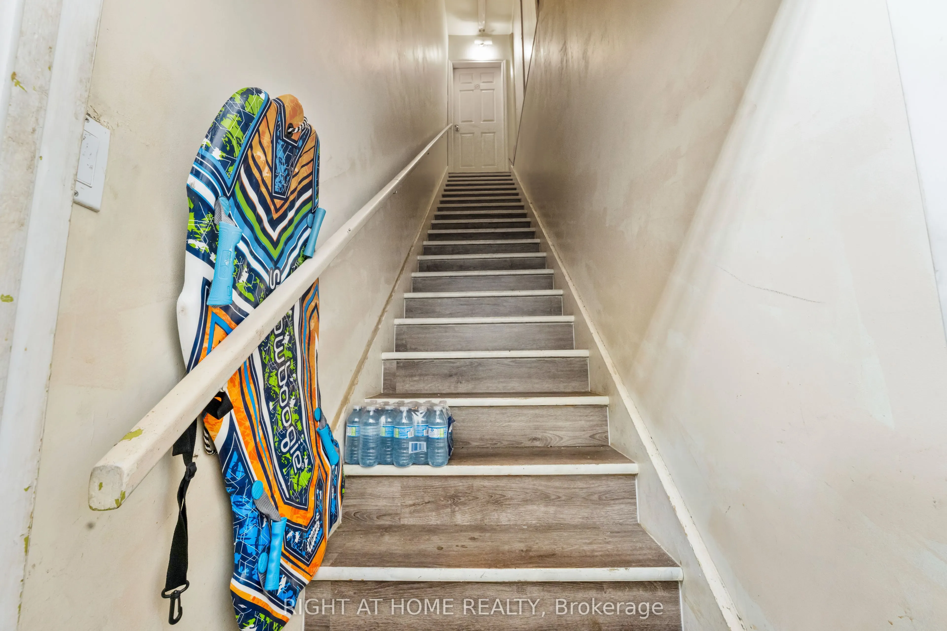 961 Main Street E