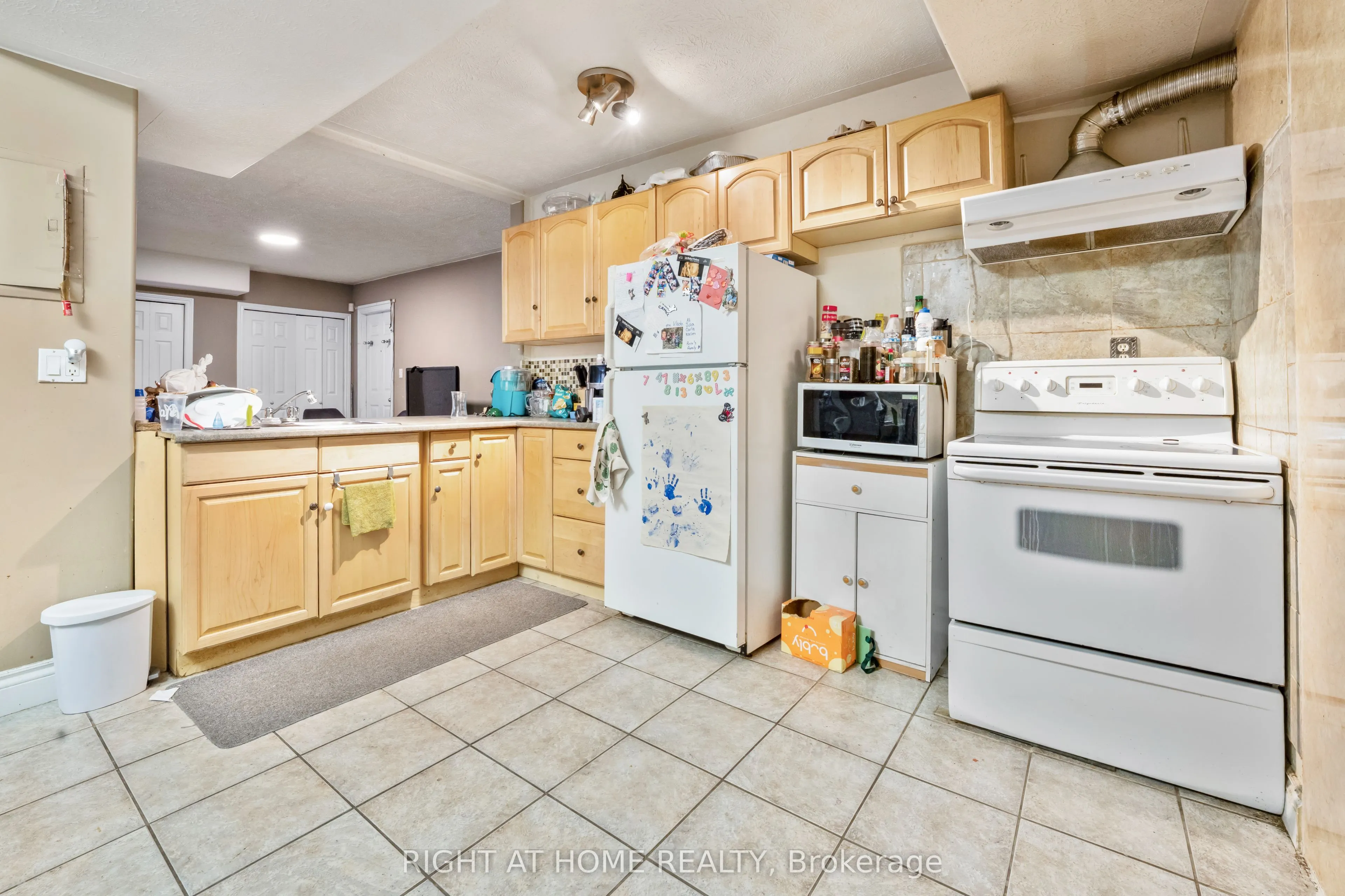 961 Main Street E