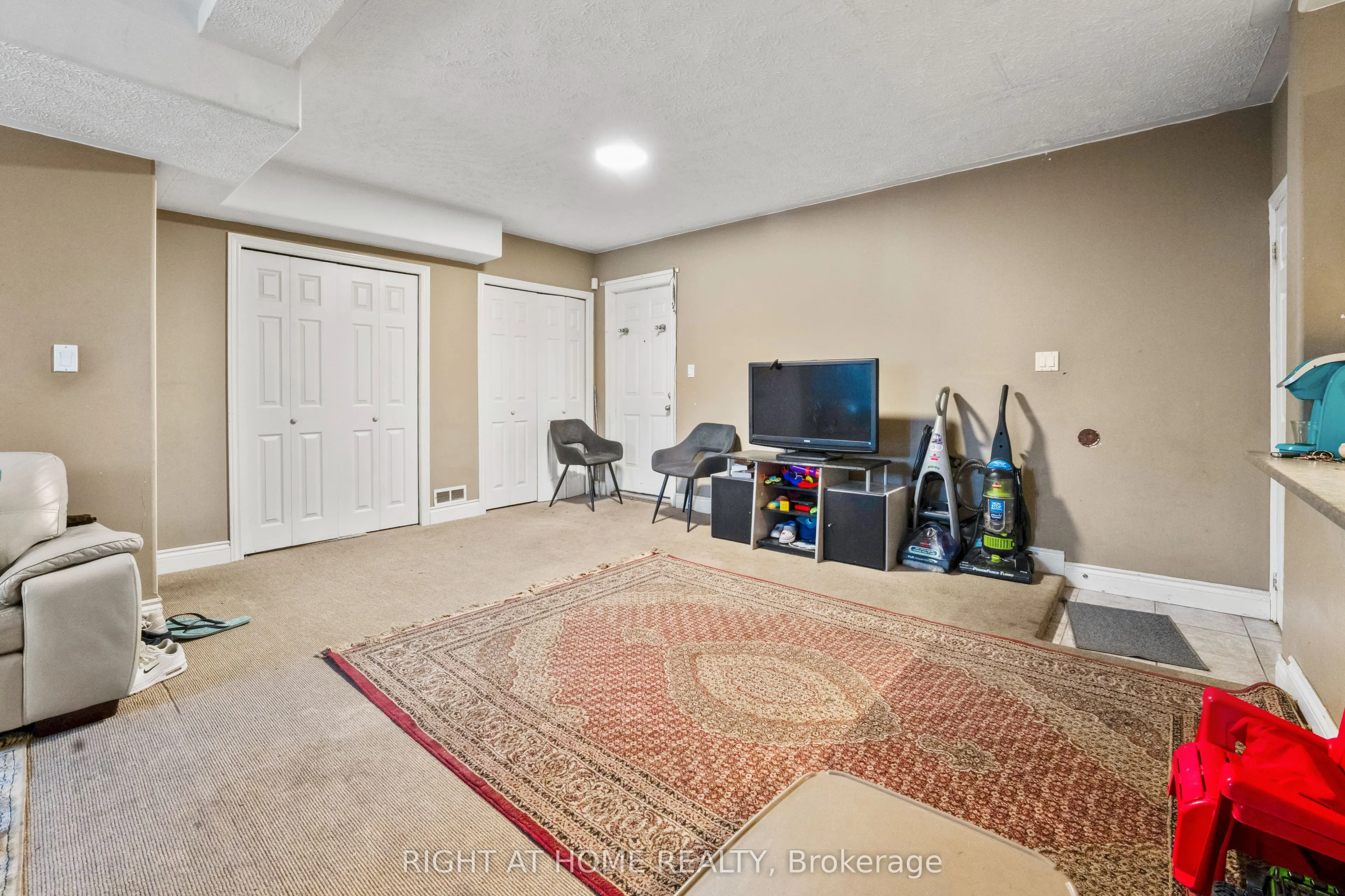 961 Main Street E