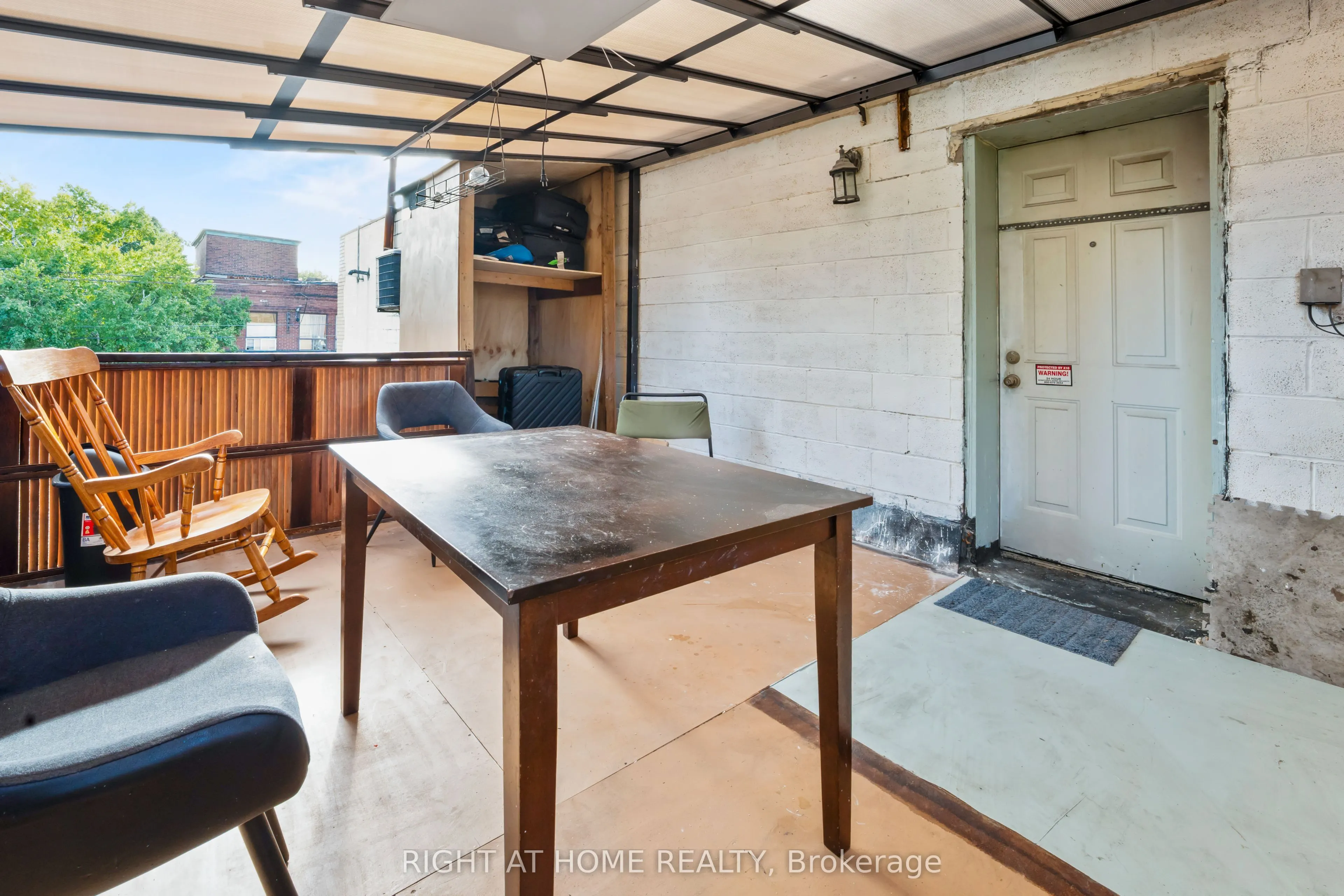 961 Main Street E