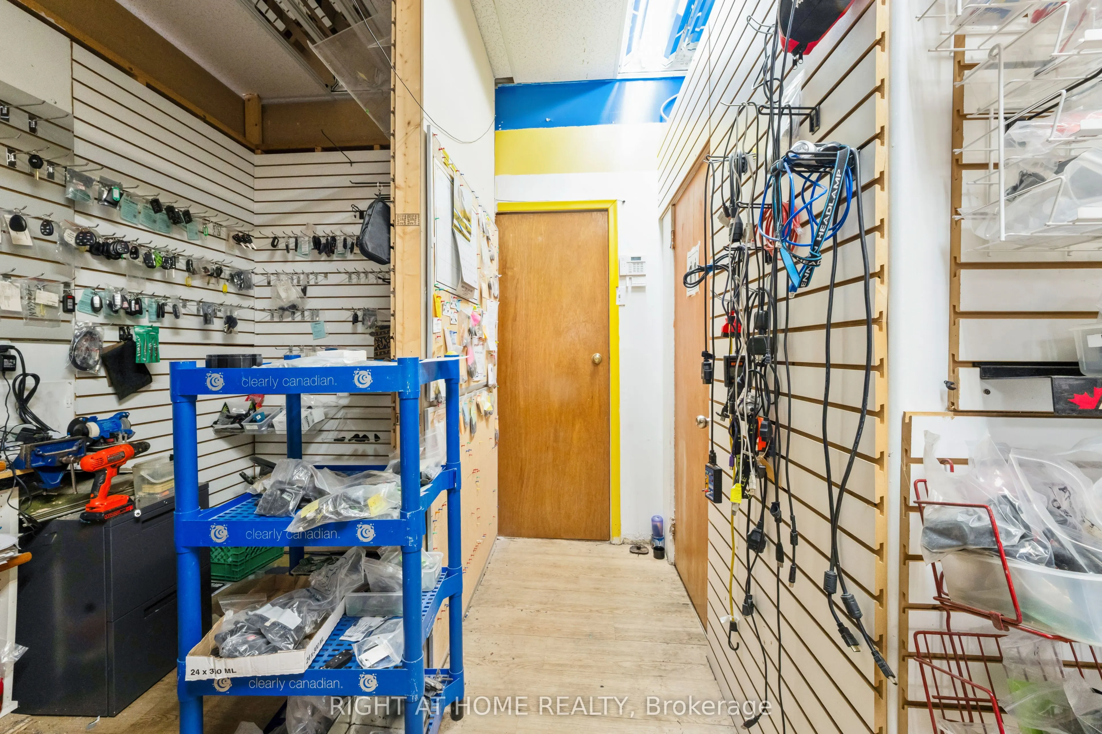 961 Main Street E