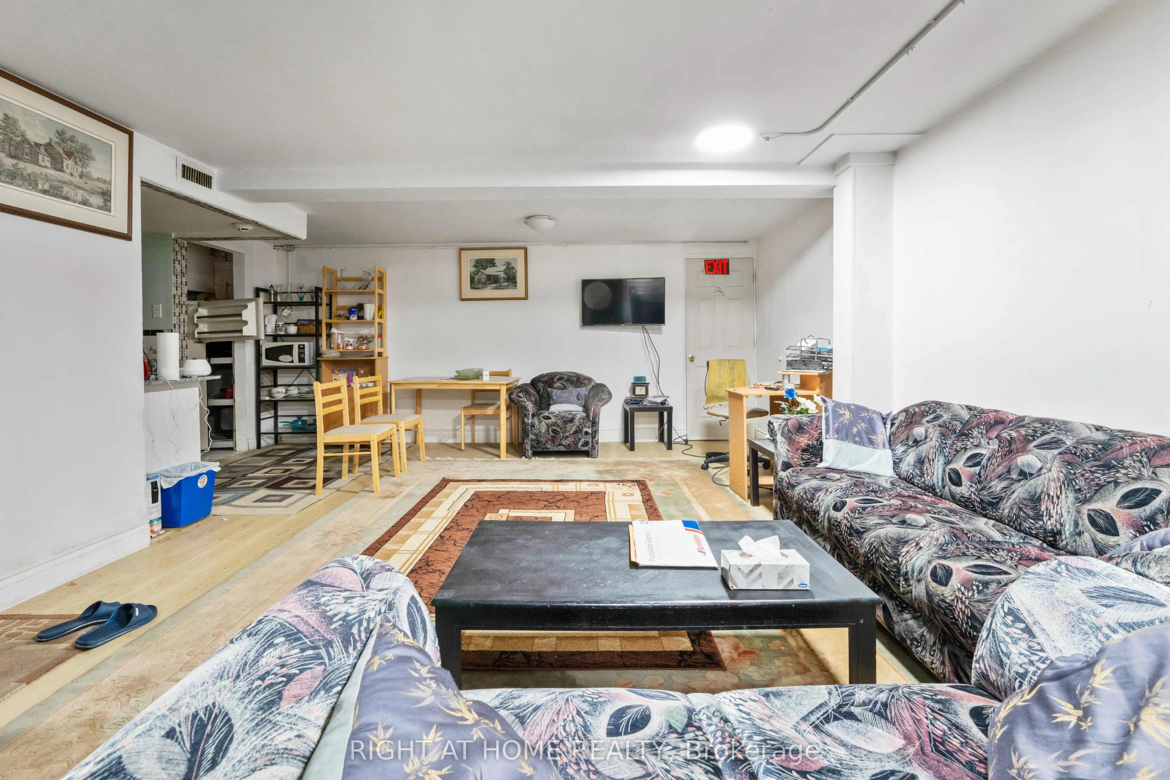 961 Main Street E