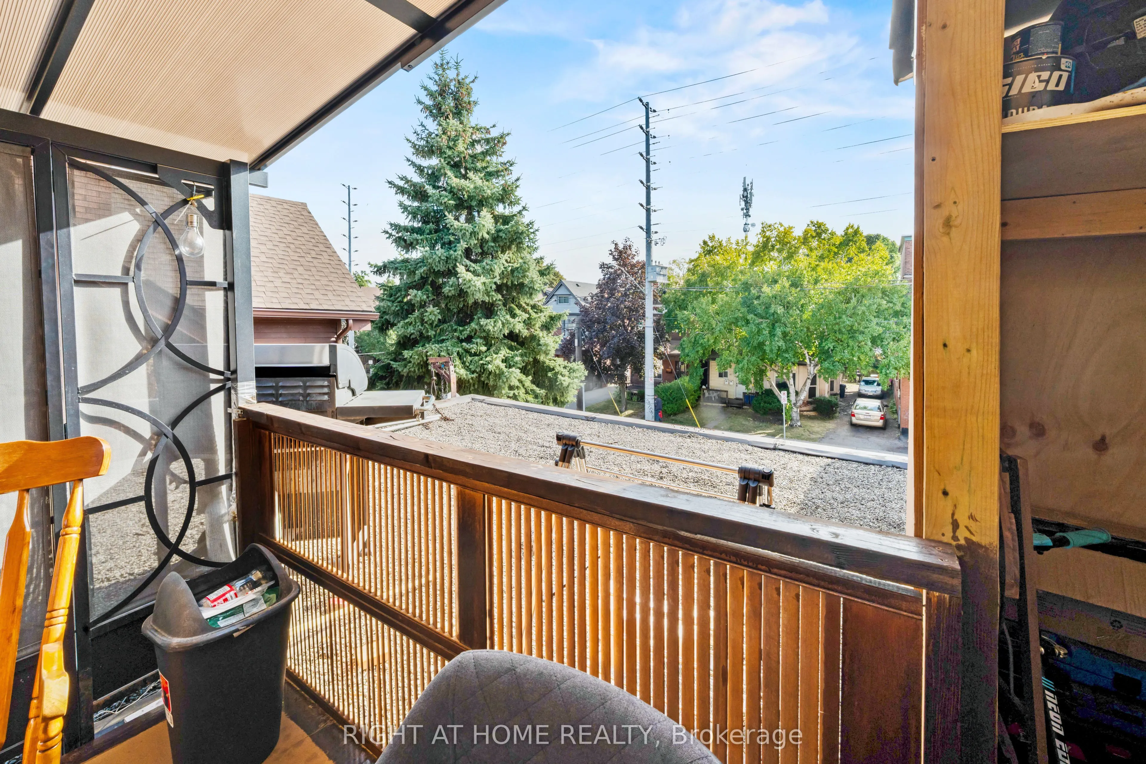 961 Main Street E