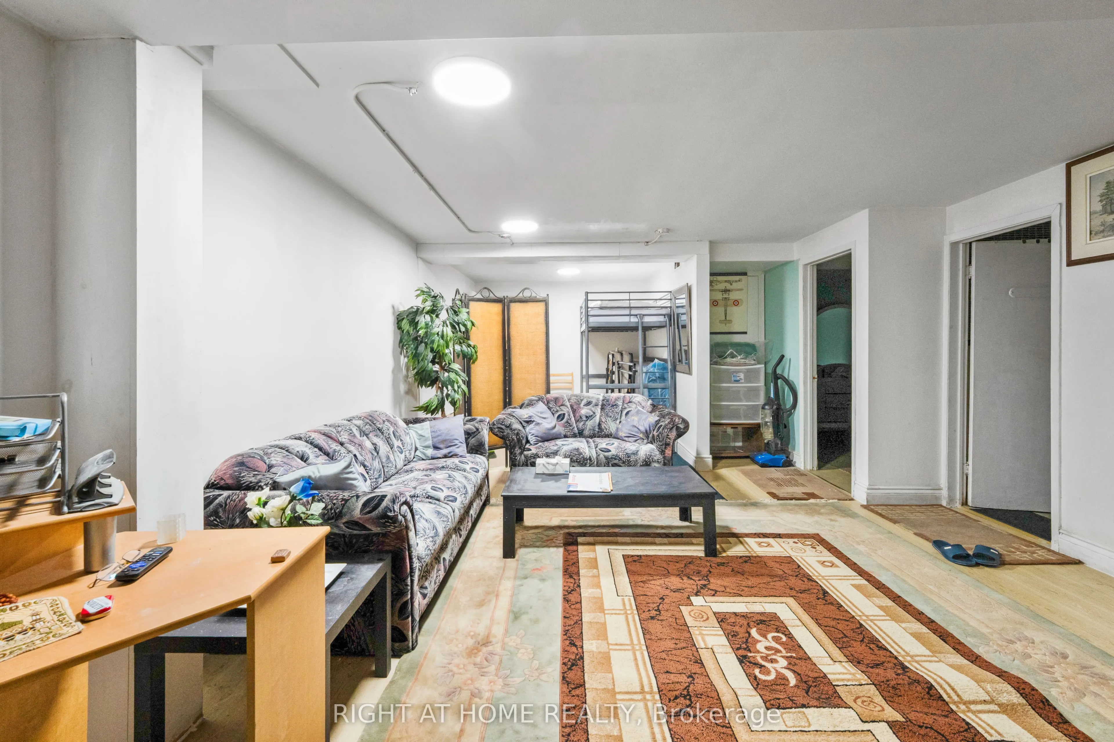 961 Main Street E