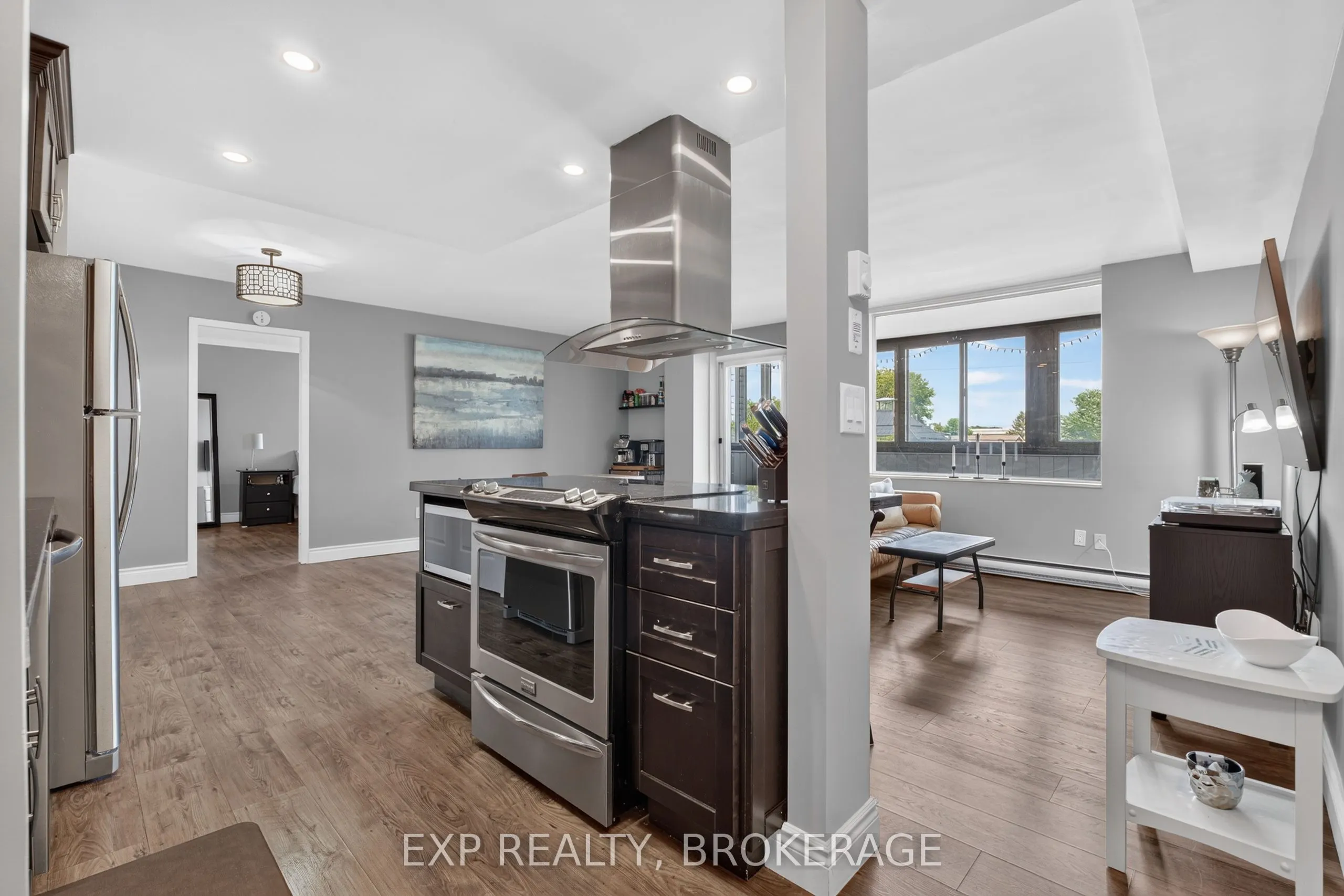 2 MOWAT Avenue #202