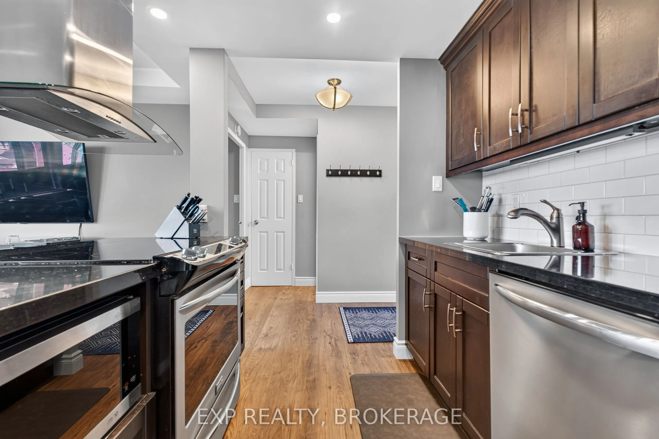 2 MOWAT Avenue #202