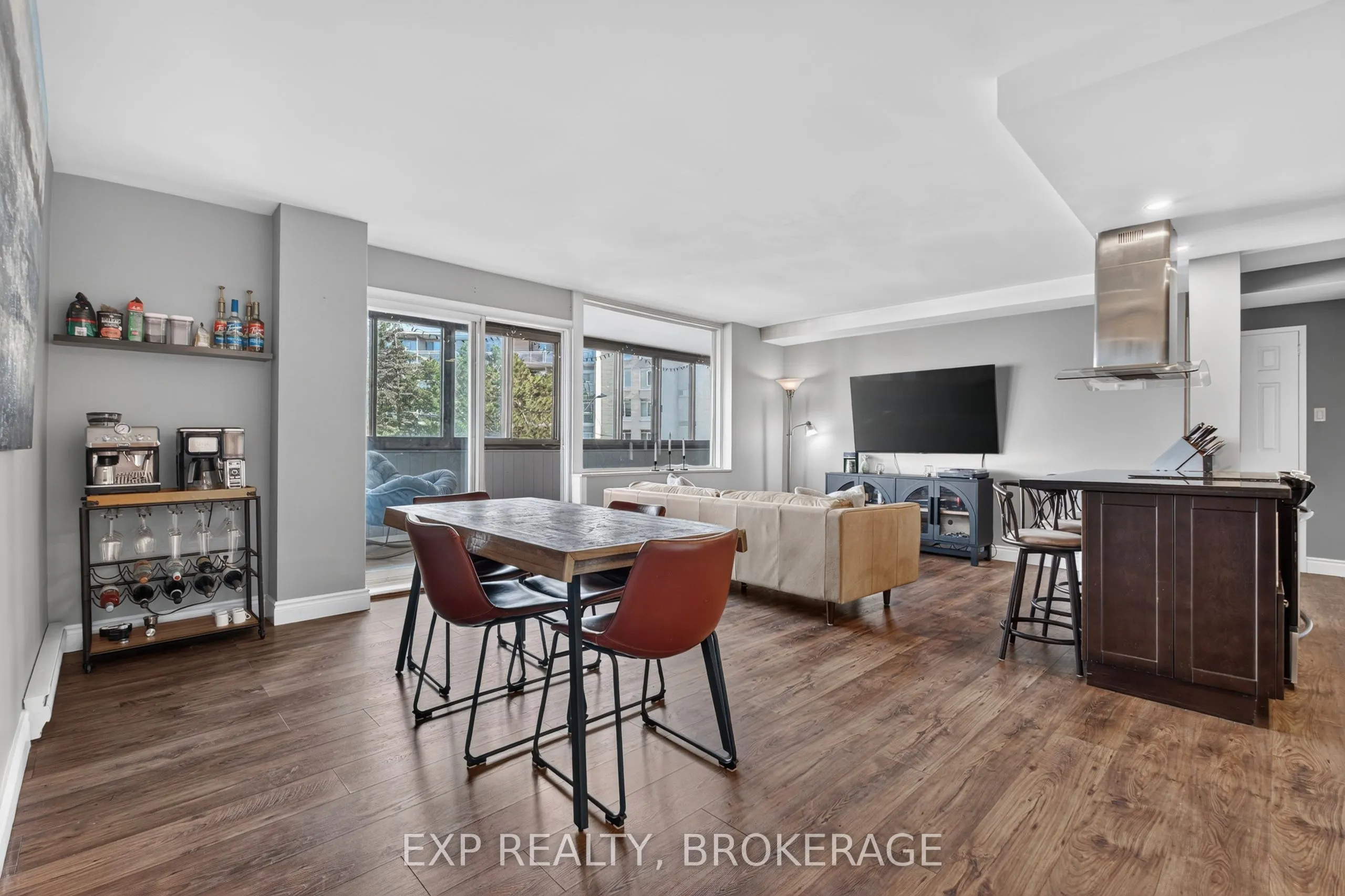 2 MOWAT Avenue #202