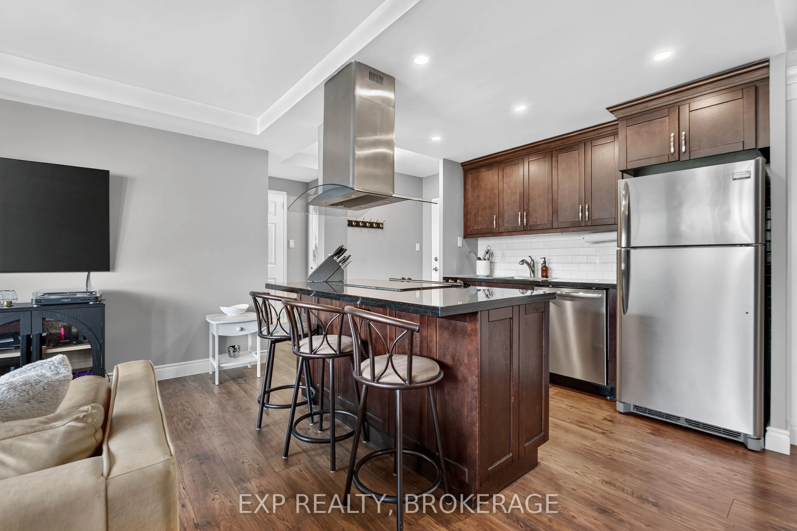 2 MOWAT Avenue #202
