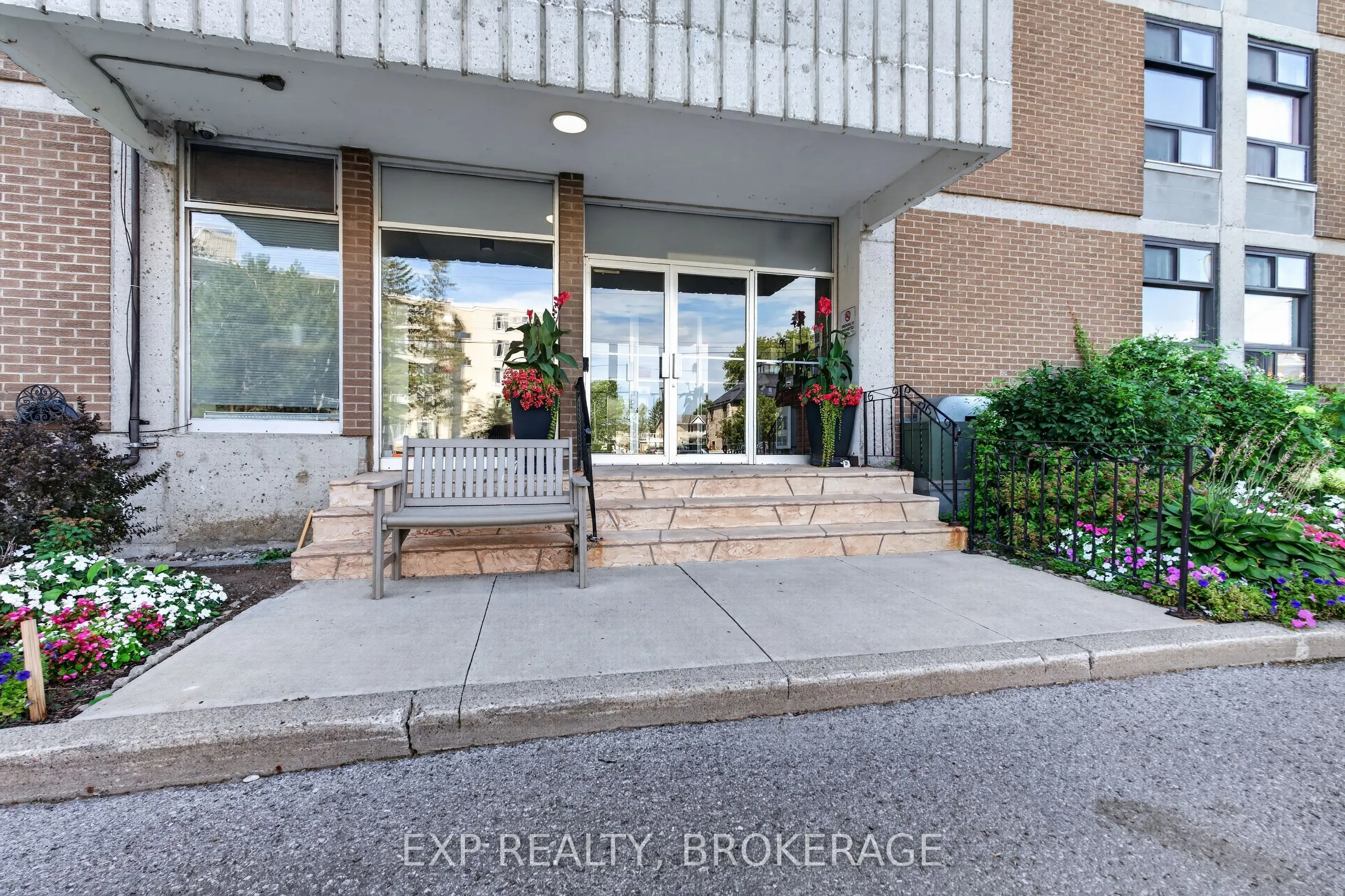 2 MOWAT Avenue #202