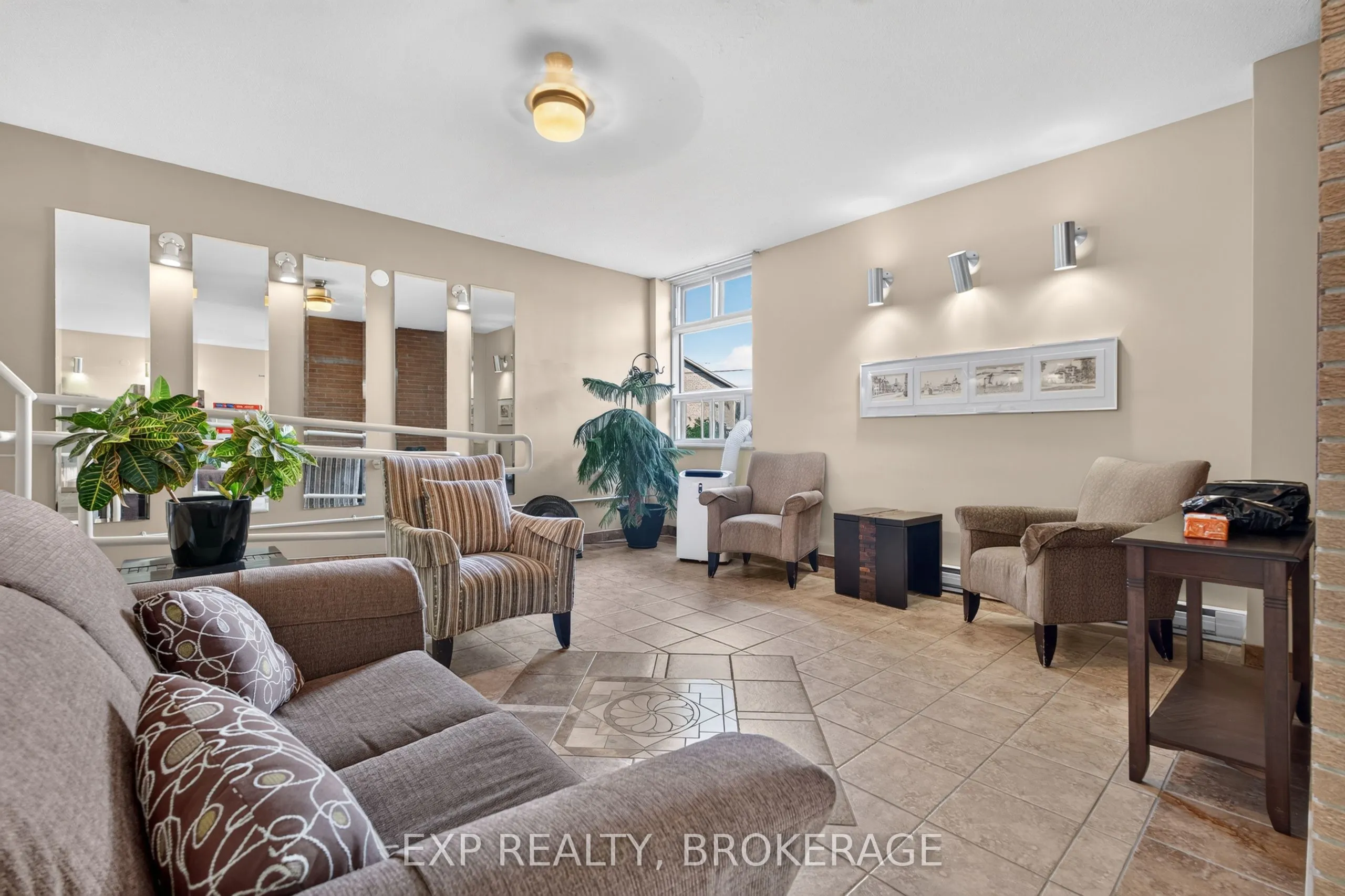 2 MOWAT Avenue #202